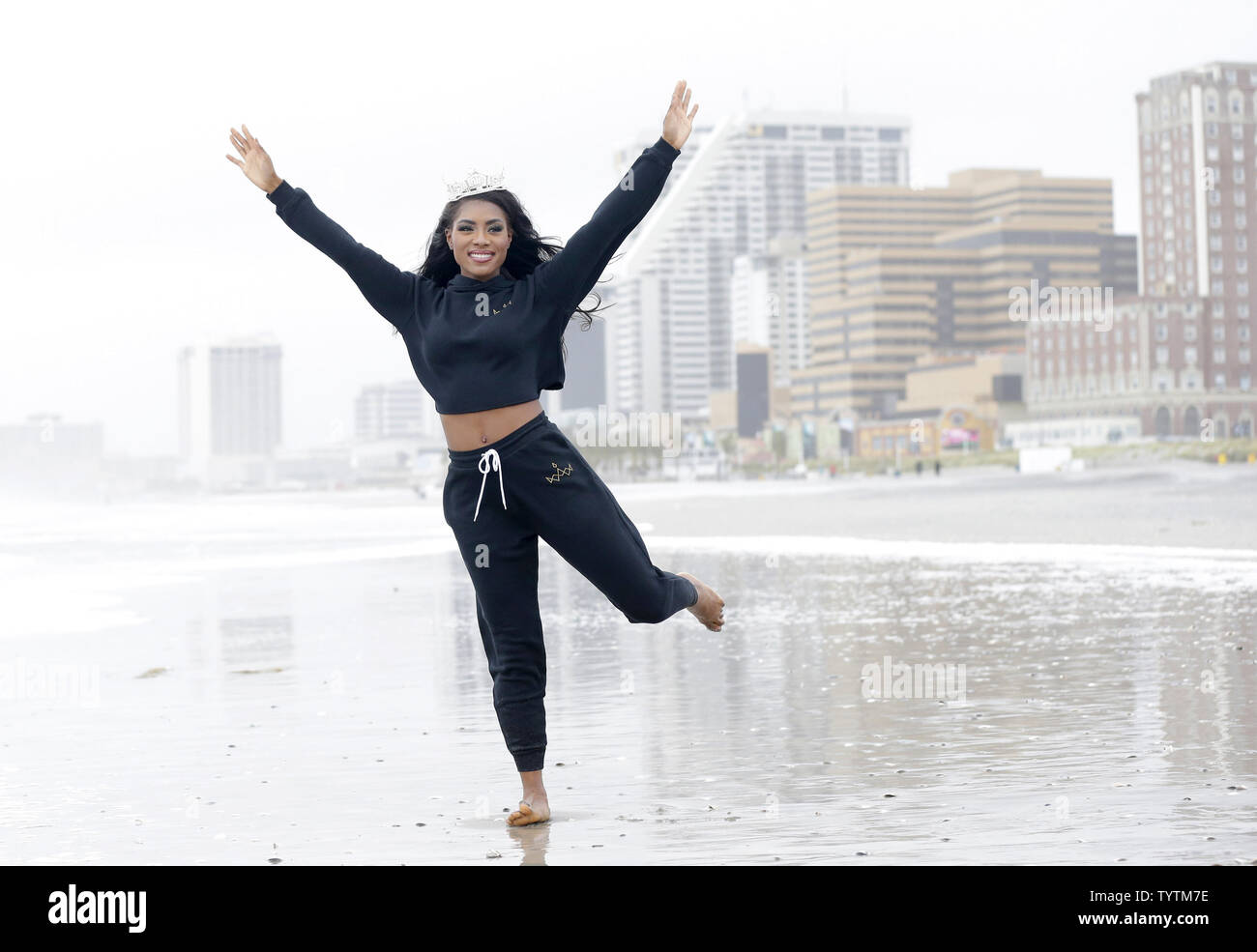 Frisch gekrönte Miss America Nia Franklin Wanderungen entlang der Küste, die für den traditionellen Toe Dip-einen Tag nach der neuen Miss America 2019 auf der 98. jährlichen Miss Amerika 2.0 2019 Wettbewerb im Boardwalk Hall gekrönt wird in Atlantic City, New Jersey am 10. September 2018. Miss Amerika hat eine Reihe von Änderungen im letzten Jahr soll der jährliche Wettbewerb von einem Schönheitswettbewerb zu einer Plattform für junge Frauen in der#MeToo Ära zu verwandeln. Die Miss America Organisation Rebranded als Miss Amerika 2.0 die Badehose und Abendkleid Wettbewerbe mit mehr onstage intervi ersetzt Stockfoto