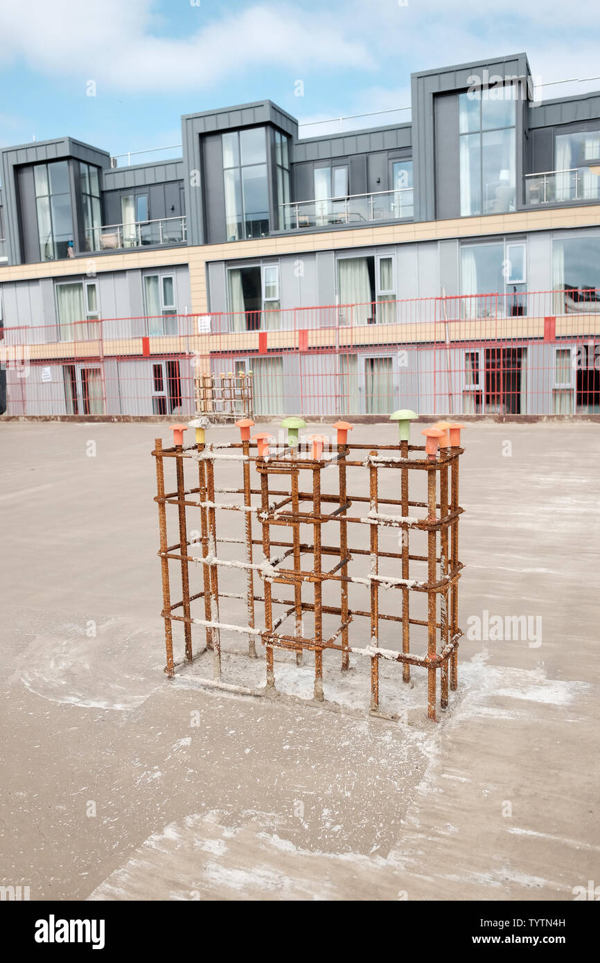 Juni 2019 - Gebäude die Bauarbeiten in der Nähe von eine neue Wohnung Block Stockfoto