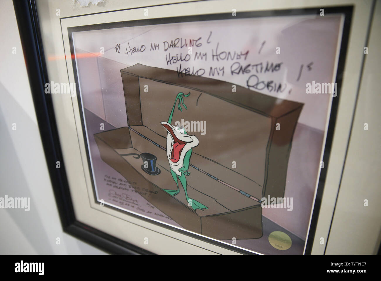 Bin autographierte cel von Chuck Jones vom Warner Bros, Zeichentrickfigur Michigan J Frosch sowie zusammen mit Werken der Kunst, Uhren, Auszeichnungen und andere persönliche Gegenstände auf Anzeige an einer öffentlichen Ausstellung, eine Bühne: Die Sammlung von Marsha und Robin Williams bei Sotheby's in New York City am 1. Oktober 2018. Die Auktion ist am 4. Oktober in New York gehalten zu werden. Die 300+ arbeitet auf Angebot span die vielfältigen Interessen und Karrieren von Entertainer Robin Williams und seine Frau von 20 Jahren, Filmproduzent und Philanthrop Marsha Garces Williams. Foto von John angelillo/UPI Stockfoto