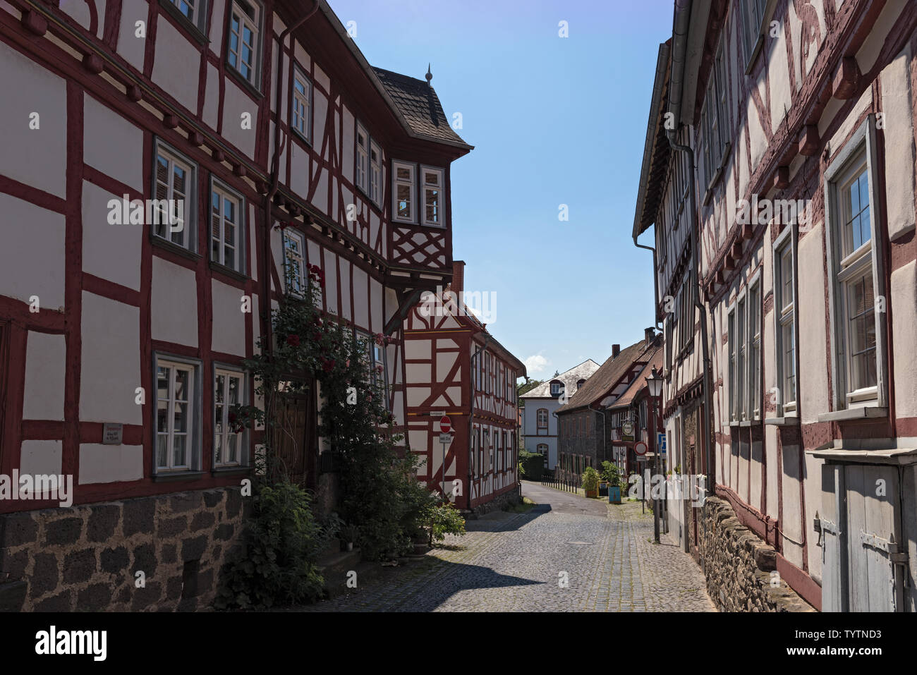 Kleine Straße mit Fachwerkhäusern in lich Hessen Deutschland Stockfoto