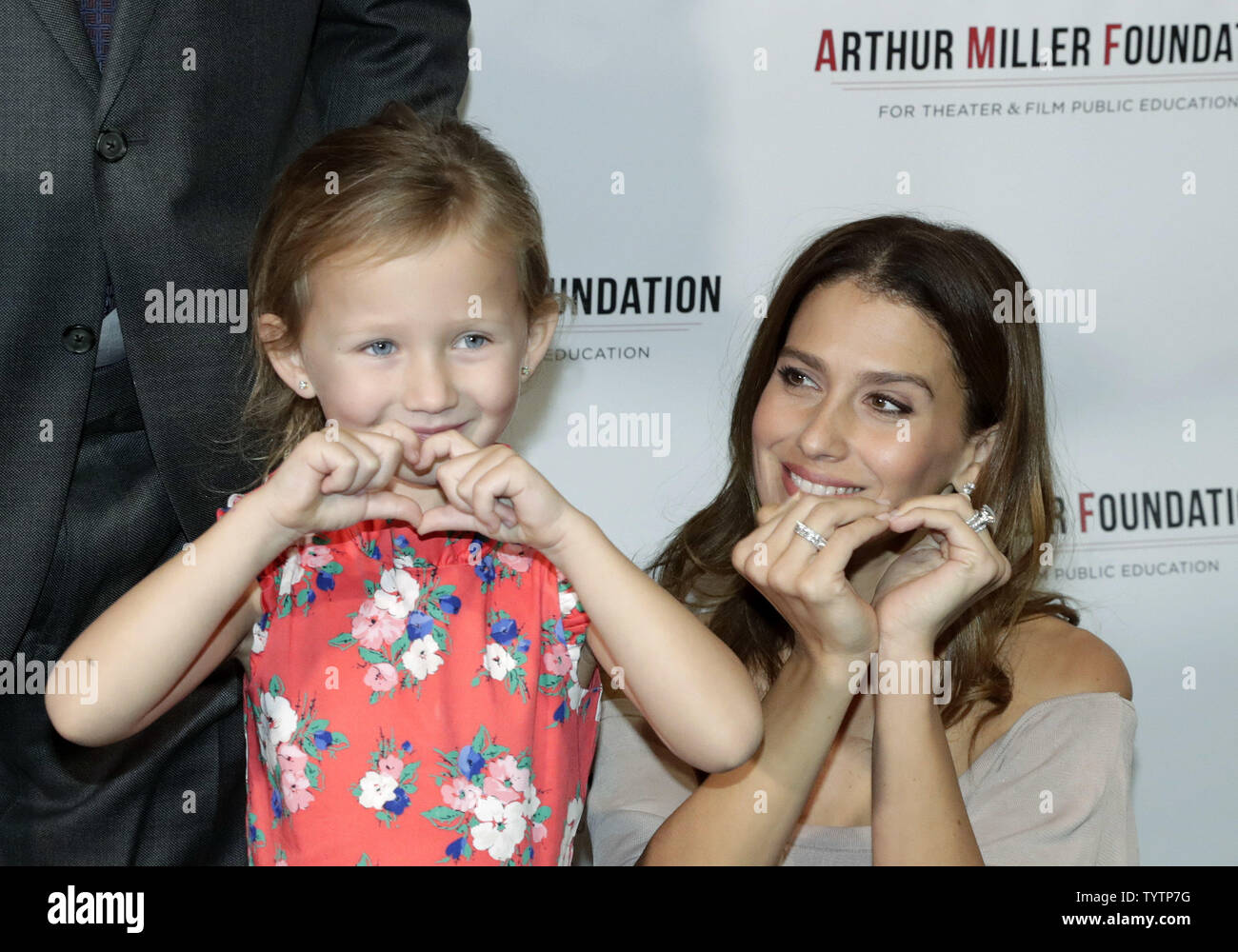 Hilaria Baldwin (R) Ehefrau von Schauspieler Alec Baldwin, und ihre Tochter Carmen Gabriela Baldwin spielerisch posieren für die Fotografen, nachdem sie auf dem roten Teppich an der Arthur Miller Stiftung würdigt im City Winery in New York City am 22. Oktober 2018 kommen. Die Arthur Millers Stiftung Eröffnungs Arthur Miller Stiftung würdigt feiert die Macht der öffentlichen Schule Kunst Bildung wurde von Alec Baldwin. Foto von Jason Szenes/UPI Stockfoto