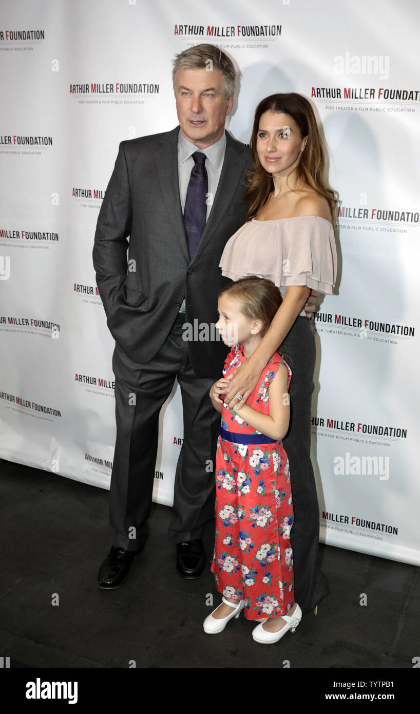 Schauspieler Alec Baldwin (L), Frau Hilaria Baldwin (R) und Tochter Carmen Gabriela Baldwin ankommen auf dem roten Teppich an der Arthur Miller Stiftung würdigt im City Winery in New York City am 22. Oktober 2018. Die Arthur Millers Stiftung Eröffnungs Arthur Miller Stiftung würdigt feiert die Macht der öffentlichen Schule Kunst Bildung wurde von Alec Baldwin. Foto von Jason Szenes/UPI Stockfoto