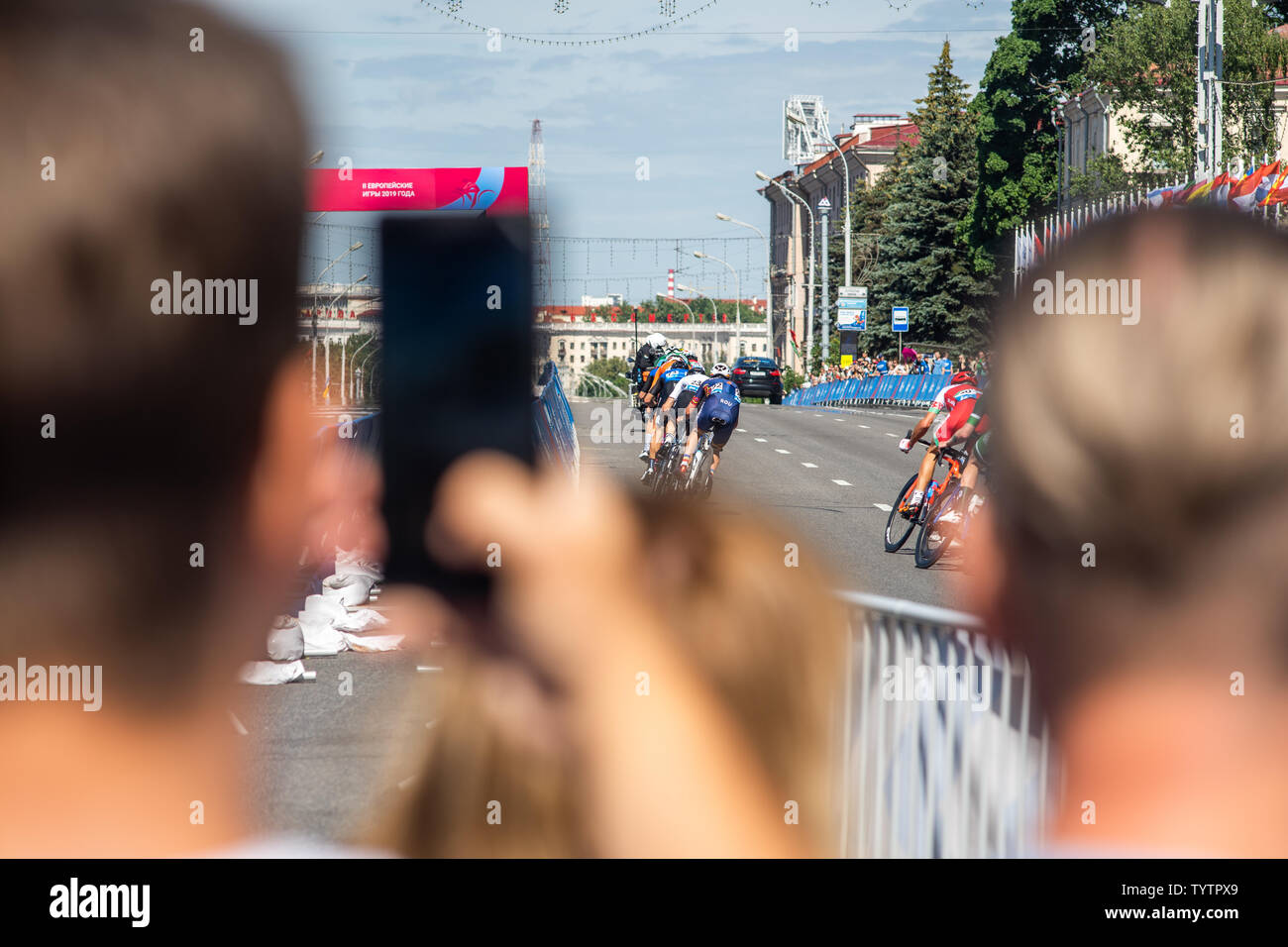 Minsk, Weißrussland - 23. Juni 2019: Das Radfahren Wettbewerbe der 2019 2. Europäische Spiele in Minsk, Herren Straßenrennen. Fans in der Stadt Stockfoto