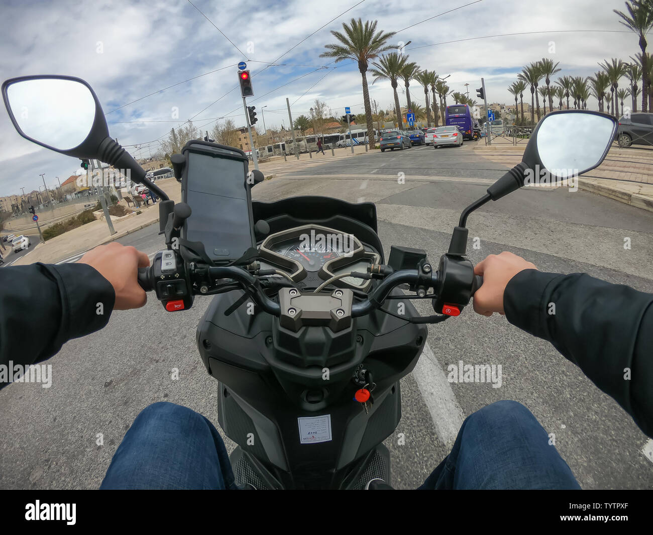 Jerusalem, Israel - 16. April 2019: Reiten einen Roller in den belebten Straßen während einer bewölkt und sonnig. Stockfoto