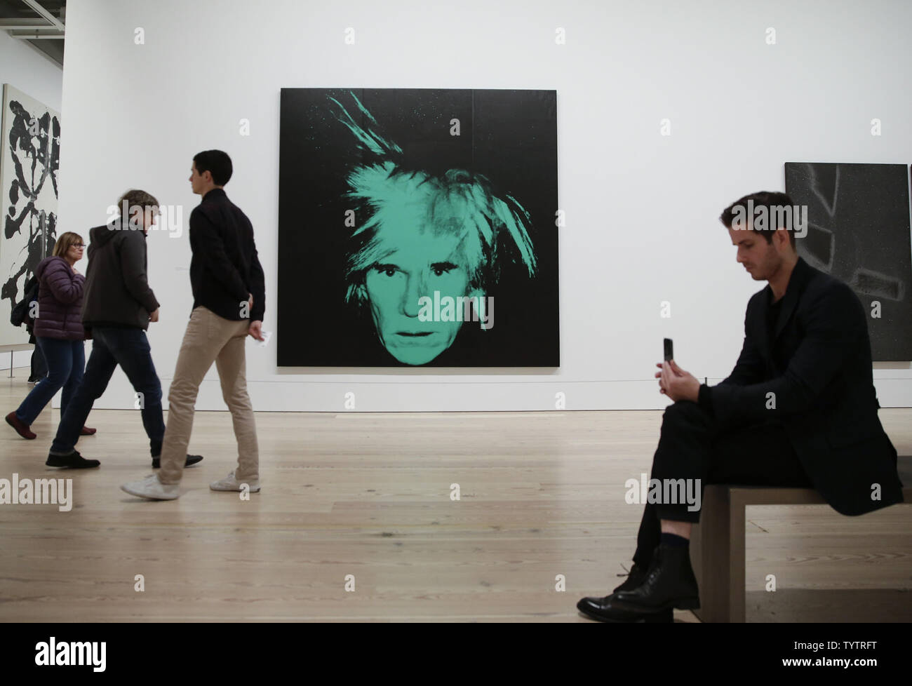 Menschen stehen unter Werke von Andy Warhol auf die Vorschau für die kommende Ausstellung "Andy Warhol - von A nach B und wieder zurück" am Whitney Museum der amerikanischen Kunst in New York City am 10. November 2018. Andy Warhol - von A nach B und wieder öffnet, die der Öffentlichkeit am 12. November und läuft bis zum 31. März 2019 Foto von John angelillo/UPI Stockfoto