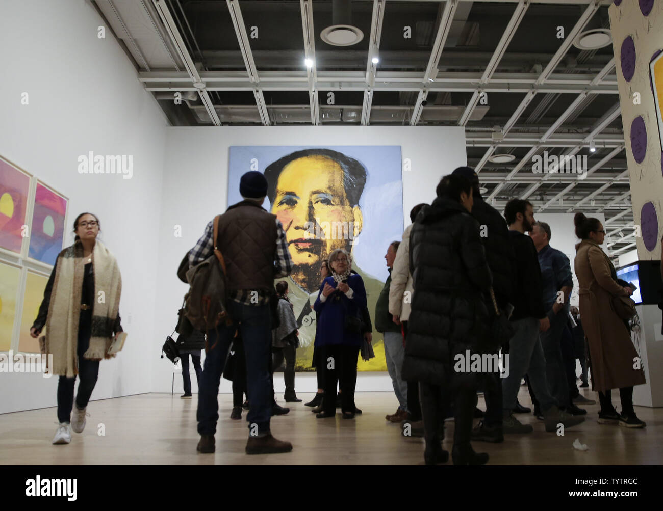 Menschen stehen unter Werke von Andy Warhol auf die Vorschau für die kommende Ausstellung "Andy Warhol - von A nach B und wieder zurück" am Whitney Museum der amerikanischen Kunst in New York City am 10. November 2018. Andy Warhol - von A nach B und wieder öffnet, die der Öffentlichkeit am 12. November und läuft bis zum 31. März 2019 Foto von John angelillo/UPI Stockfoto