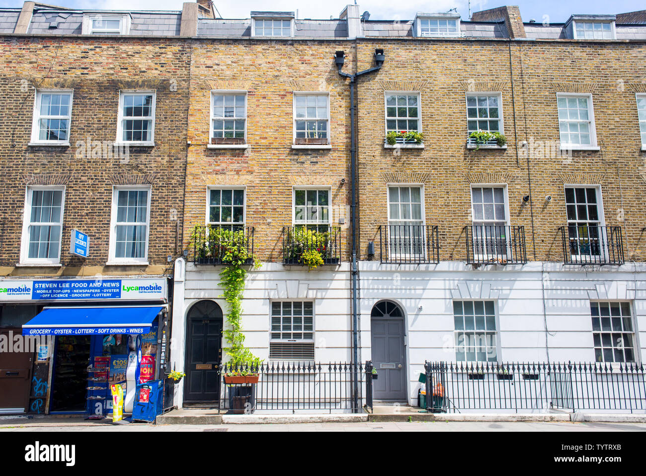 Gray's Inn Road, Camden, London, UK - Mai 2019: Fassade des Edwardianischen viktorianischen Wohnhäusern im gelben Backsteinen restauriert mit aus Lizenz shop Stockfoto