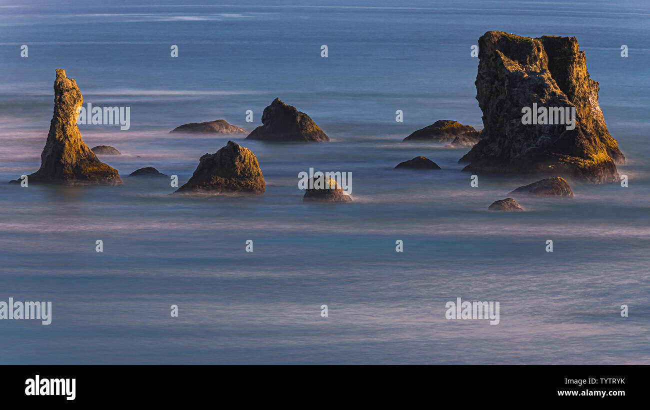 Sonnenuntergang am Bandon Strand. Bandon ist eine Stadt im Coos County, Kansas, United States, auf der Südseite der Mund der Coquille River. Stockfoto