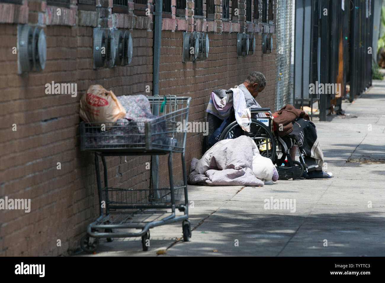 Los Angeles, Kalifornien, USA. 27. Juli 2017. Ein Obdachloser Mann sitzt in einem Rollstuhl auf einem Bürgersteig in der Skid Row-Gegend von Los Angeles. Bildnachweis: Jonathan Alcorn/ZUMA Draht/Alamy Live-Nachrichten Stockfoto