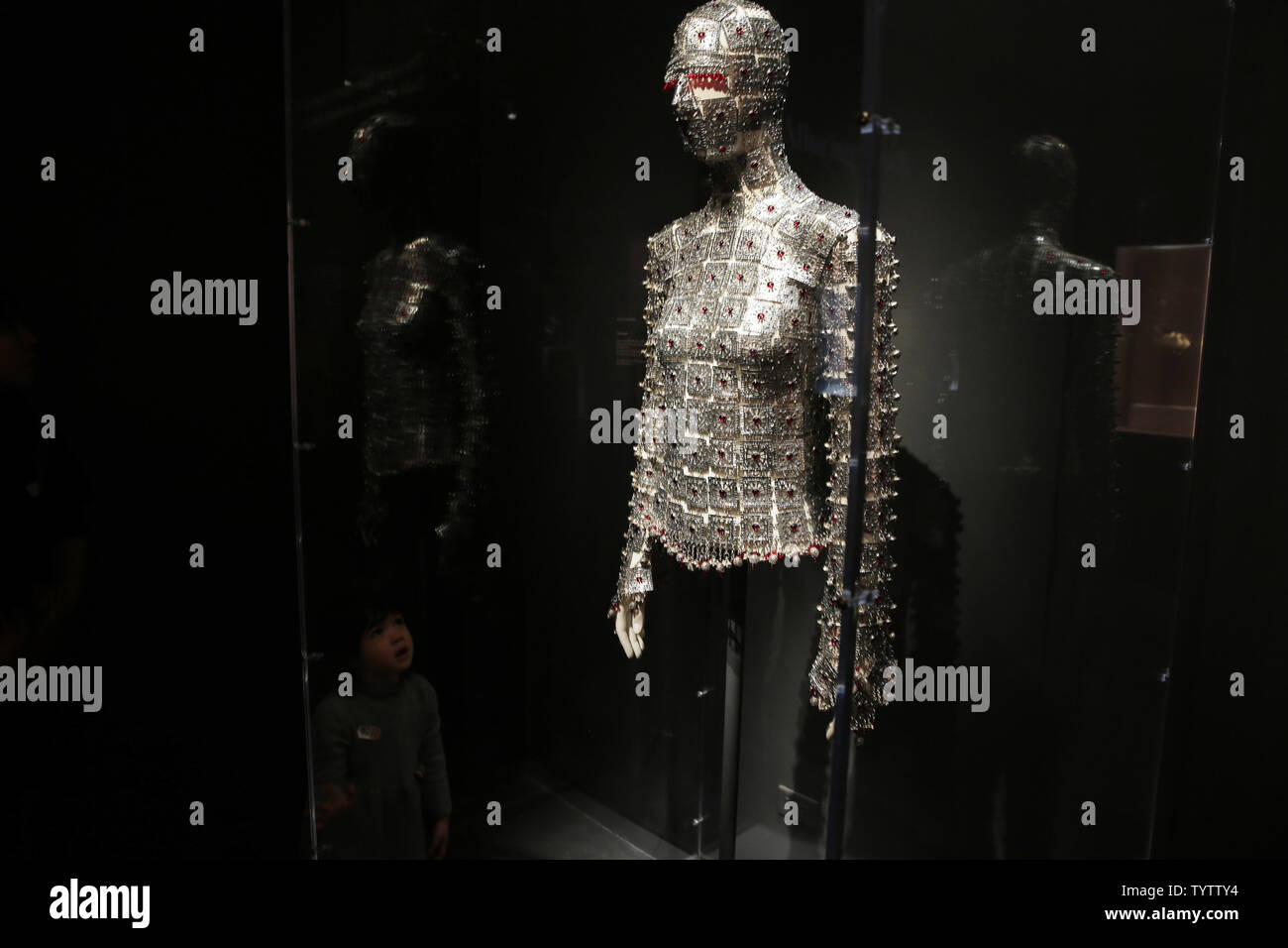 Eine yashmak machte in den 90er Jahren aus Aluminium und Swarovski Kristallen von britischen Schmuck Designer Shaun Leane für Modedesigner Alexander McQueen und andere Gegenstände auf Anzeige an Schmuck: Der Körper verwandelt Ausstellung in der Met der Fifth Avenue in New York City am 10. Dezember 2018. Schmuck: Der Körper umgewandelt wird auf Anzeige an der Met Fifth Avenue von der 12. November 2018 bis 24. Februar 2019. Gezeichnet fast ausschließlich aus der Met Sammlung, die Schmuck umfasst Kopfbedeckungen, Ohr Schmuck, Broschen, Gürtel, Armbänder und Ringe. Viele der Exponate verwenden, Skulpturen, Gemälde, Drucke und Pho Stockfoto