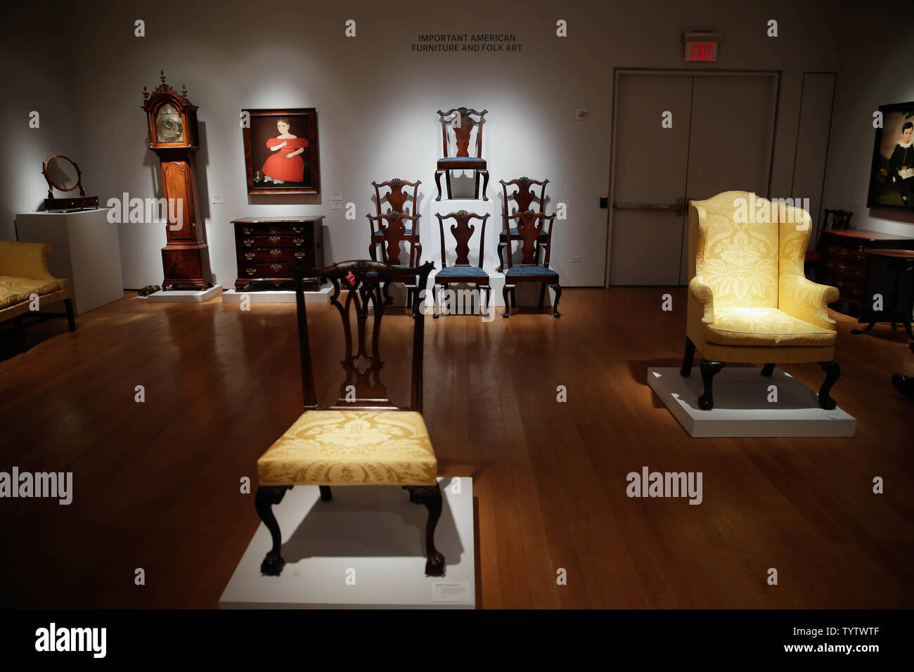 Mobel Und Kunstwerke Sind Auf Anzeige An Einer Presse Vorschau Auf Eine Bevorstehende Auktion Mit Dem