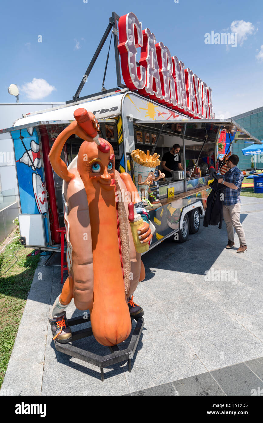 Ankara/Turkey-June 23 2019: Hot Dog Maskottchen Mann auf der Straße und essen Lkw im Hintergrund Stockfoto