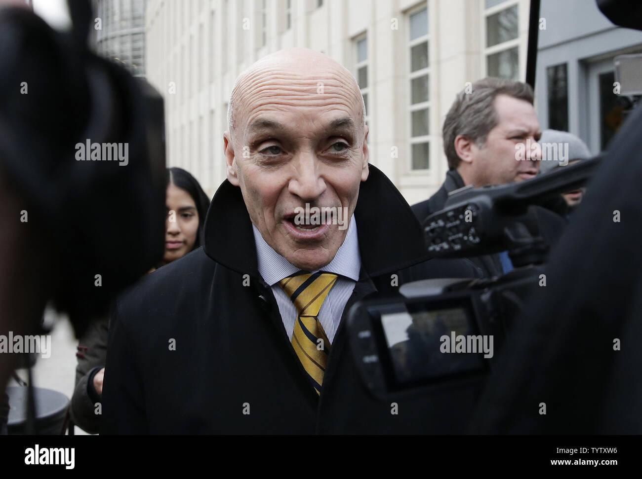 Eduardo Balarezo, Rechtsanwalt für mexikanischen Drogenbaron Joaquín'n "El Chapo" Guzman, verlässt den Federal Court in New York City am 11. Februar 2019. Bei den Beratungen in der Testversion von mexikanischen Drogenbaron Joaquin "El Chapo" Guzman in eine zweite Woche Montag als Geschworene gestreckt gearbeitet, die sich ihren Weg durch die fast zweieinhalb Monate des Zeugnisses. Foto von John angelillo/UPI Stockfoto