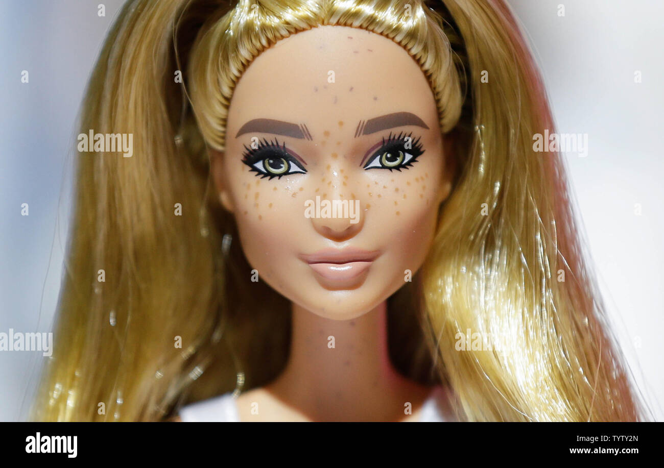 Barbie Puppe mit sommersprossen von Mattel ist auf Anzeige an der auf 116  American International Toy Fair im Jacob K. Javits Convention Center in New  York City am 16. Februar 2019. Dies