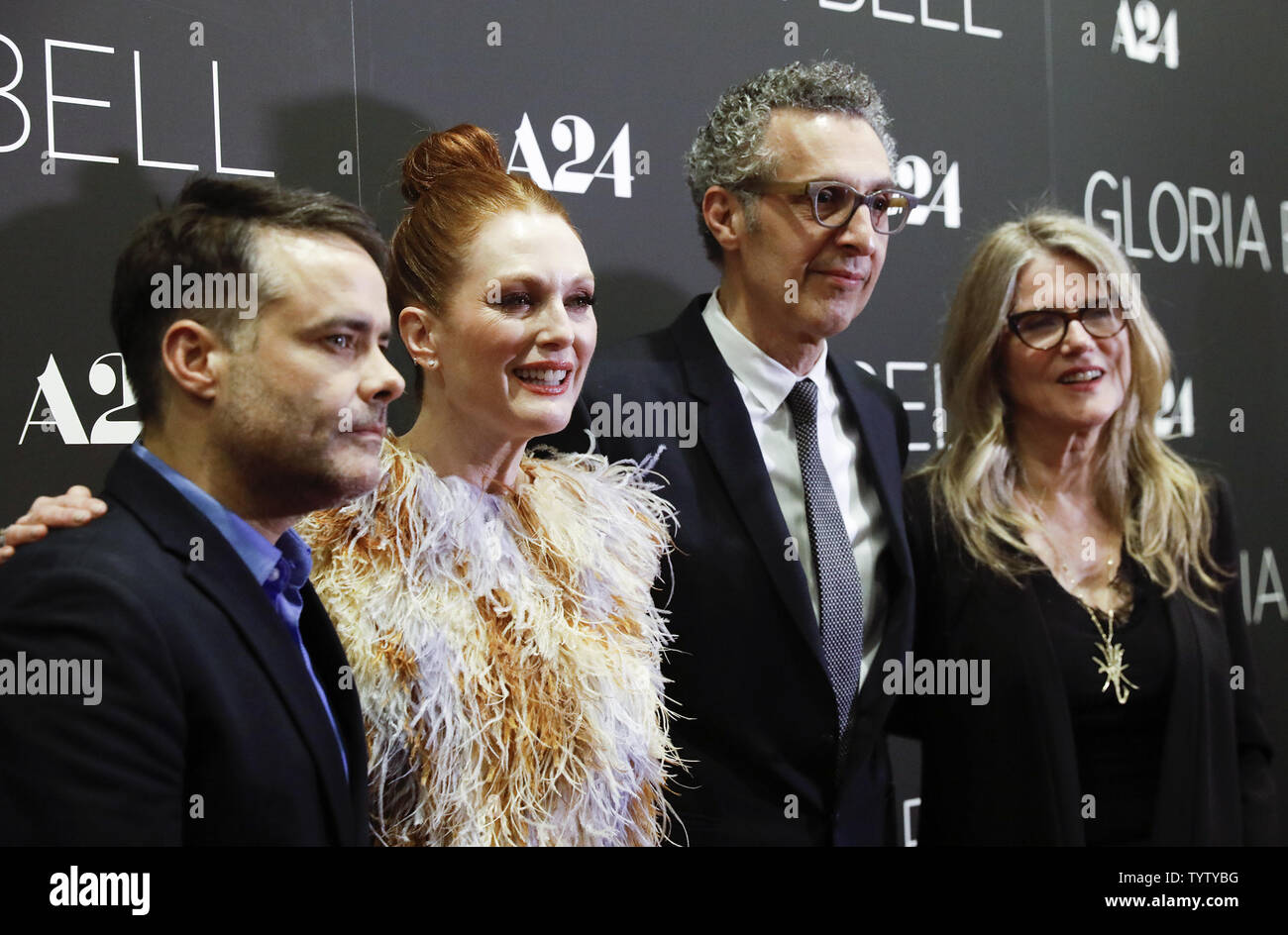 Direktor Sebastián Lelio (L), Schauspielerin Julianne Moore (C), Schauspieler John Turturro (C) und die Schauspielerin Barbara Sukowa kommen für die Premiere ihres Films "Gloria Bell'im MOMA in New York, New York, USA, 04. März 2019. Foto von Jason Szenes/UPI Stockfoto