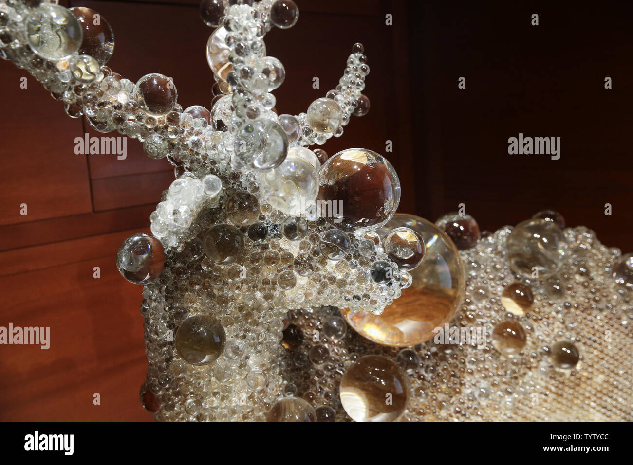 Pix Cell-Deer Nr. 24, 2011 von japanischen Bildhauer Kohei Nawa zusammen mit anderen Werken der Kunst sind auf dem Display bei einer Pressekonferenz für die Geschichte von Genji: Eine japanische Klassiker leuchtet an der Met der Fifth Avenue in New York City am 4. März 2019. Eine große internationale Darlehen Ausstellung konzentriert sich auf die künstlerische Tradition von Japans berühmtesten Werk der Literatur inspiriert auf der Metropolitan Museum der Kunst gehen Anfang März 5, 2019. Die Zusammenführung von mehr als 120 Kunstwerke von 32 öffentlichen und privaten Sammlungen in Japan und den Vereinigten Staaten einschließlich der nationalen Schätze und wichtige Cultura Stockfoto
