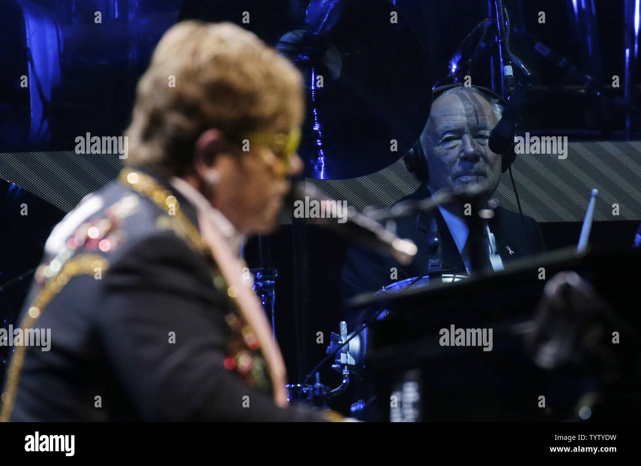 Nigel Olsen spielt Schlagzeug, wenn Elton John auf der Bühne für seinen Abschied Yellow Brick Road Tour im Madison Square Garden in New York City führt am 5. März 2019. Foto von John angelillo/UPI Stockfoto