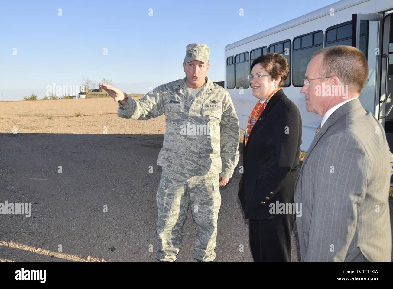 Brig. Gen. Mark Johnson, Oklahoma City Air Logistics komplexe Commander (links), weist darauf hin, Patricia M. Junge, Air Force Materiel Command executive Director (Mitte) und Jeffrey C. Allen, Luftwaffe Sustainment Center Executive Director, die Fortschritte, die auf dem KC-46A Pegasus sustainment Campus während einer Mission und Fähigkeiten immersion tour Nov. 29, 2016, Tinker Air Force Base, Okla. Die KC-46A Erhaltung Campus ist ein high-interest Element für Luftwaffe Führung und der Besuch Junge bot die Gelegenheit, die rasche Fortschritte in die zukunft haus der KC-46 zu einer Wartung zu sehen. Stockfoto