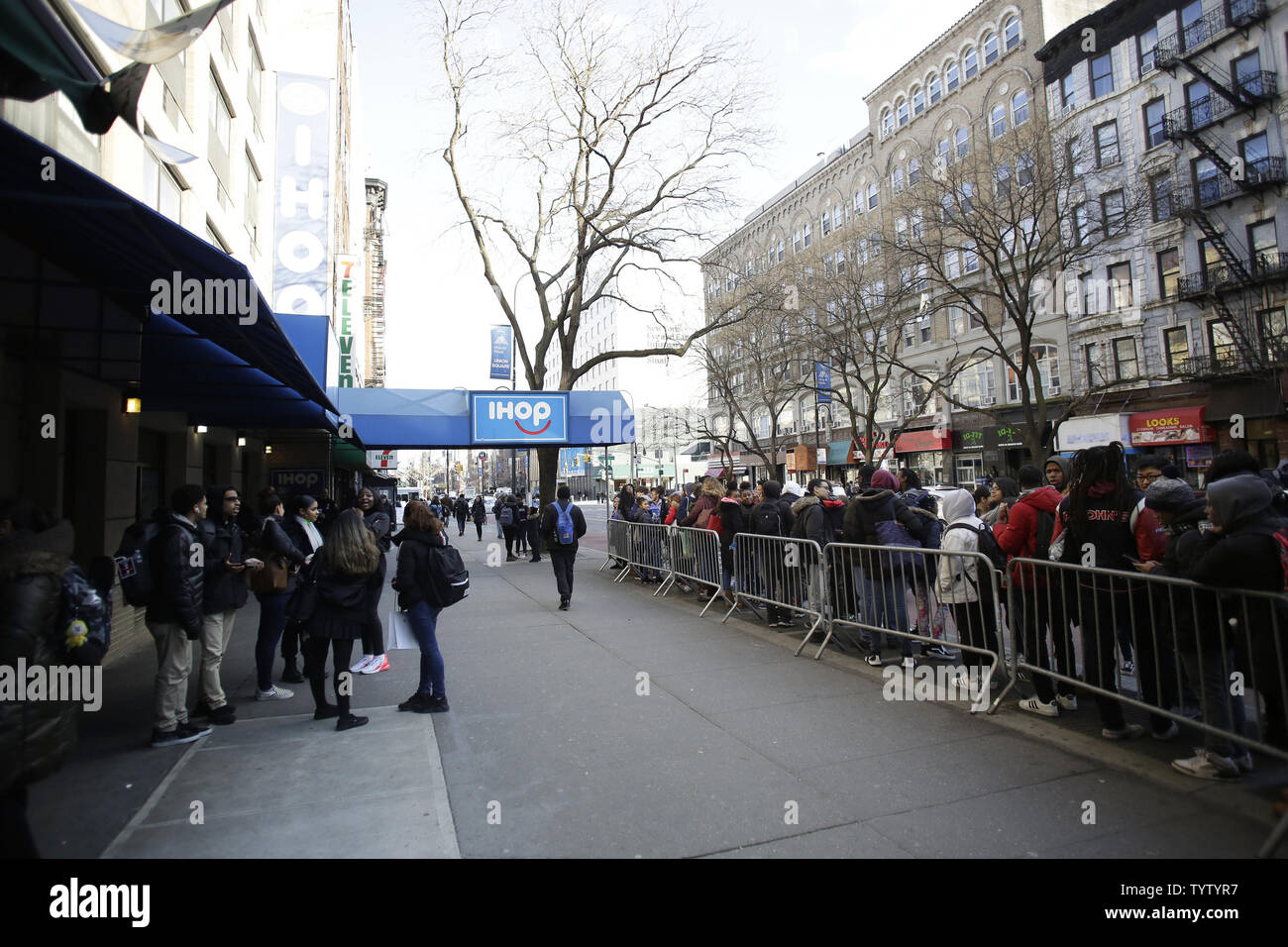 Die Menschen warten auf langen Linien beim IHOP Kunden die kostenlose Pfannkuchen am Dienstag in New York City am 12. März 2019. Das Restaurant Betreiber angekündigt, wer zeigt zwischen 7:00 und 19:00 Uhr haben Sie Zugriff auf eine kostenlose Stack von Buttermilch Pfannkuchen, die in der Regel rund $ 5,79 einige Standorte werden Stunden bis 10:00 Uhr Das Unternehmen sagte, die Entscheidung ist Teil einer Kampagne zu "Flip it forward für Kinder erweitert Angebot kosten." Foto von John angelillo/UPI Stockfoto