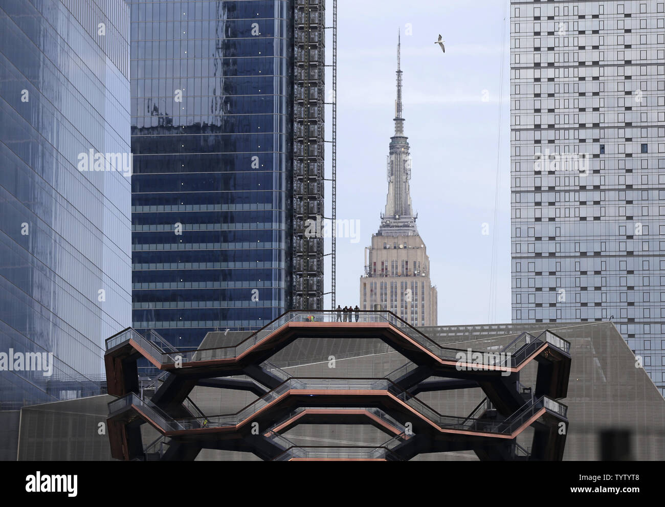 Arbeitnehmer machen last Minute die Vorbereitungen mit Blick auf das Empire State Building auf das Schiff vor der Eröffnung von Hudson Yards in New York City am 14. März 2019. Eine sehr hohe Skulptur namens Behälter bis aus 2.500 Verdrehen der Öffentlichkeit kann klettern geplant ist Freitag als die visuelle Herzstück von Hudson, welche Werften ist ein $ 25 Mrd. städtischen Komplex auf der West Side von Manhattan, ist die Stadt der ehrgeizigsten Entwicklung seit dem Wiederaufbau des World Trade Center zu öffnen. Bei vollständig abgeschlossen, die 28 Hektar große 11-Hektar großen Gelände wird 16 Türme von Wohnungen und Büros gehören, ein Hotel, eine Schule, die Stockfoto