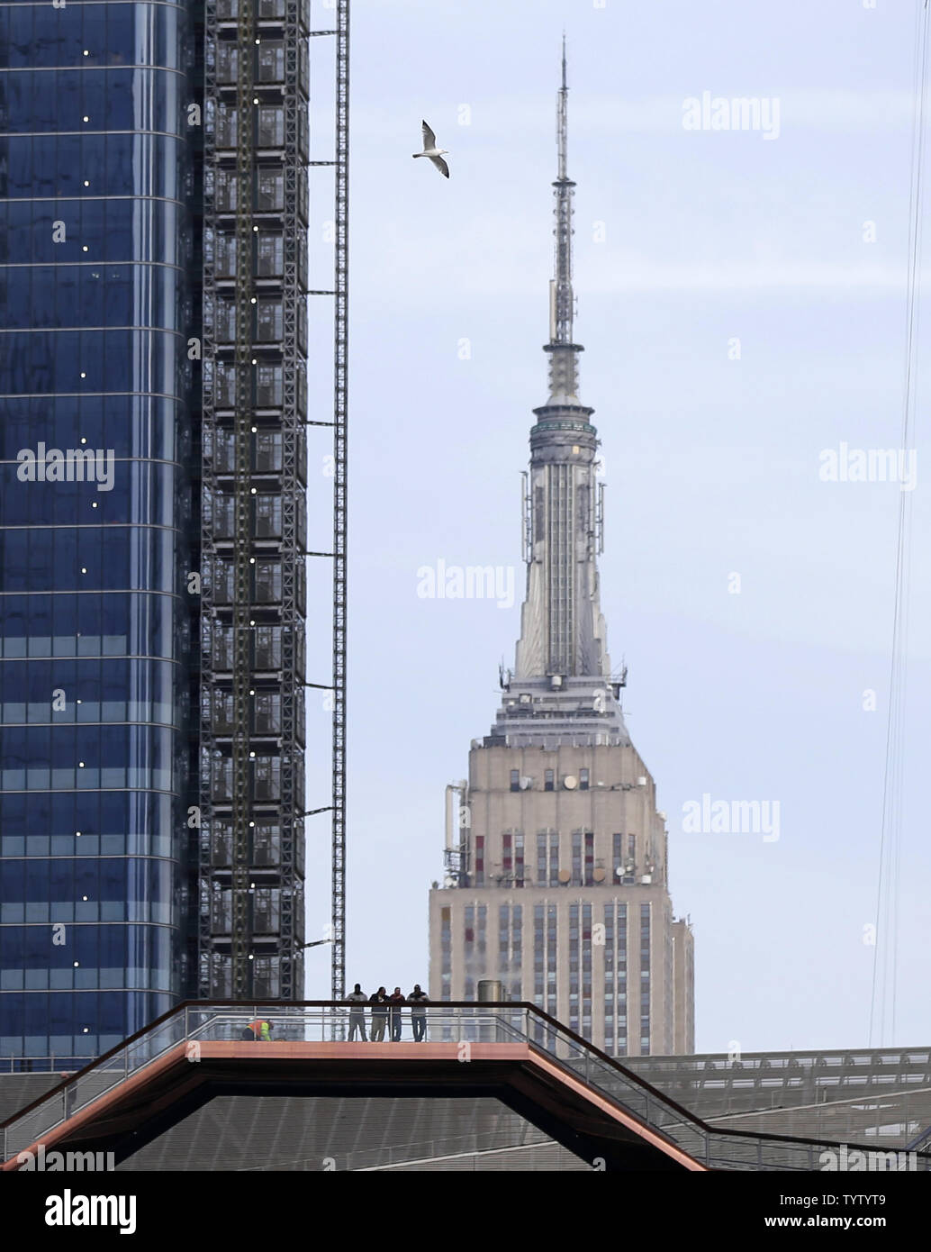 Arbeitnehmer machen last Minute die Vorbereitungen mit Blick auf das Empire State Building auf das Schiff vor der Eröffnung von Hudson Yards in New York City am 14. März 2019. Eine sehr hohe Skulptur namens Behälter bis aus 2.500 Verdrehen der Öffentlichkeit kann klettern geplant ist Freitag als die visuelle Herzstück von Hudson, welche Werften ist ein $ 25 Mrd. städtischen Komplex auf der West Side von Manhattan, ist die Stadt der ehrgeizigsten Entwicklung seit dem Wiederaufbau des World Trade Center zu öffnen. Bei vollständig abgeschlossen, die 28 Hektar große 11-Hektar großen Gelände wird 16 Türme von Wohnungen und Büros gehören, ein Hotel, eine Schule, die Stockfoto