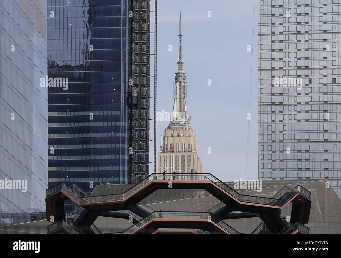 Arbeitnehmer machen last Minute die Vorbereitungen mit Blick auf das Empire State Building auf das Schiff vor der Eröffnung von Hudson Yards in New York City am 14. März 2019. Eine sehr hohe Skulptur namens Behälter bis aus 2.500 Verdrehen der Öffentlichkeit kann klettern geplant ist Freitag als die visuelle Herzstück von Hudson, welche Werften ist ein $ 25 Mrd. städtischen Komplex auf der West Side von Manhattan, ist die Stadt der ehrgeizigsten Entwicklung seit dem Wiederaufbau des World Trade Center zu öffnen. Bei vollständig abgeschlossen, die 28 Hektar große 11-Hektar großen Gelände wird 16 Türme von Wohnungen und Büros gehören, ein Hotel, eine Schule, die Stockfoto