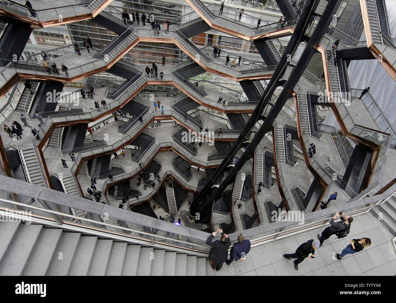 Menschen gehen durch den Behälter an der Eröffnung von Hudson Yards in New York City am 15. März 2019. Eine sehr hohe Skulptur namens Behälter bis aus 2.500 Verdrehen der Öffentlichkeit kann klettern geplant ist Freitag als die visuelle Herzstück von Hudson, welche Werften ist ein $ 25 Mrd. städtischen Komplex auf der West Side von Manhattan, ist die Stadt der ehrgeizigsten Entwicklung seit dem Wiederaufbau des World Trade Center zu öffnen. Bei vollständig abgeschlossen, die 28 Hektar große 11-Hektar großen Gelände wird 16 Türme von Wohnungen und Büros gehören, ein Hotel, eine Schule, die höchste outdoor Observation Deck in der westlichen Hemisphäre, eine Pro Stockfoto