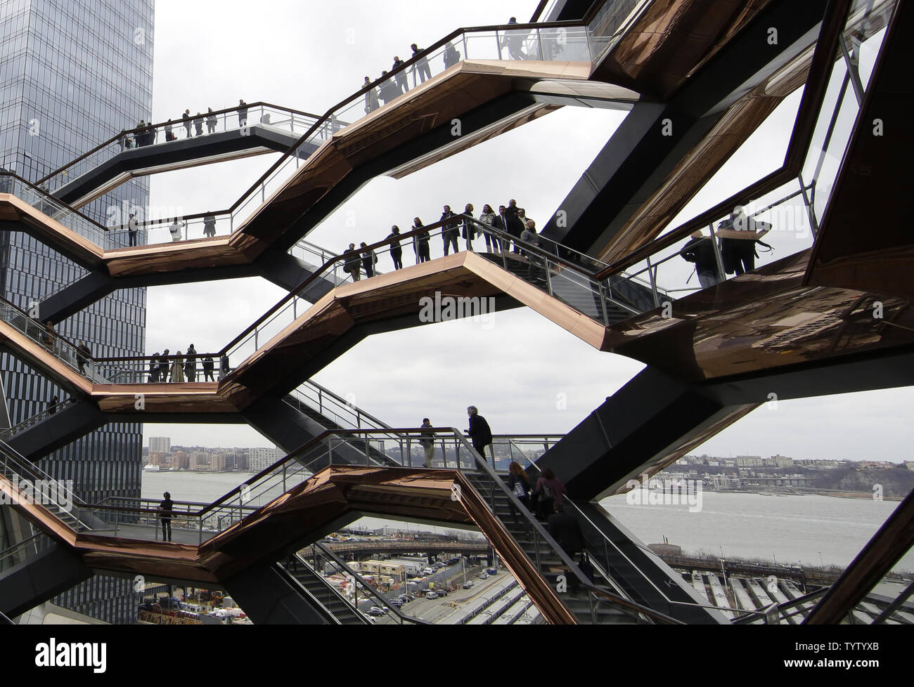 Menschen gehen durch den Behälter an der Eröffnung von Hudson Yards in New York City am 15. März 2019. Eine sehr hohe Skulptur namens Behälter bis aus 2.500 Verdrehen der Öffentlichkeit kann klettern geplant ist Freitag als die visuelle Herzstück von Hudson, welche Werften ist ein $ 25 Mrd. städtischen Komplex auf der West Side von Manhattan, ist die Stadt der ehrgeizigsten Entwicklung seit dem Wiederaufbau des World Trade Center zu öffnen. Bei vollständig abgeschlossen, die 28 Hektar große 11-Hektar großen Gelände wird 16 Türme von Wohnungen und Büros gehören, ein Hotel, eine Schule, die höchste outdoor Observation Deck in der westlichen Hemisphäre, eine Pro Stockfoto