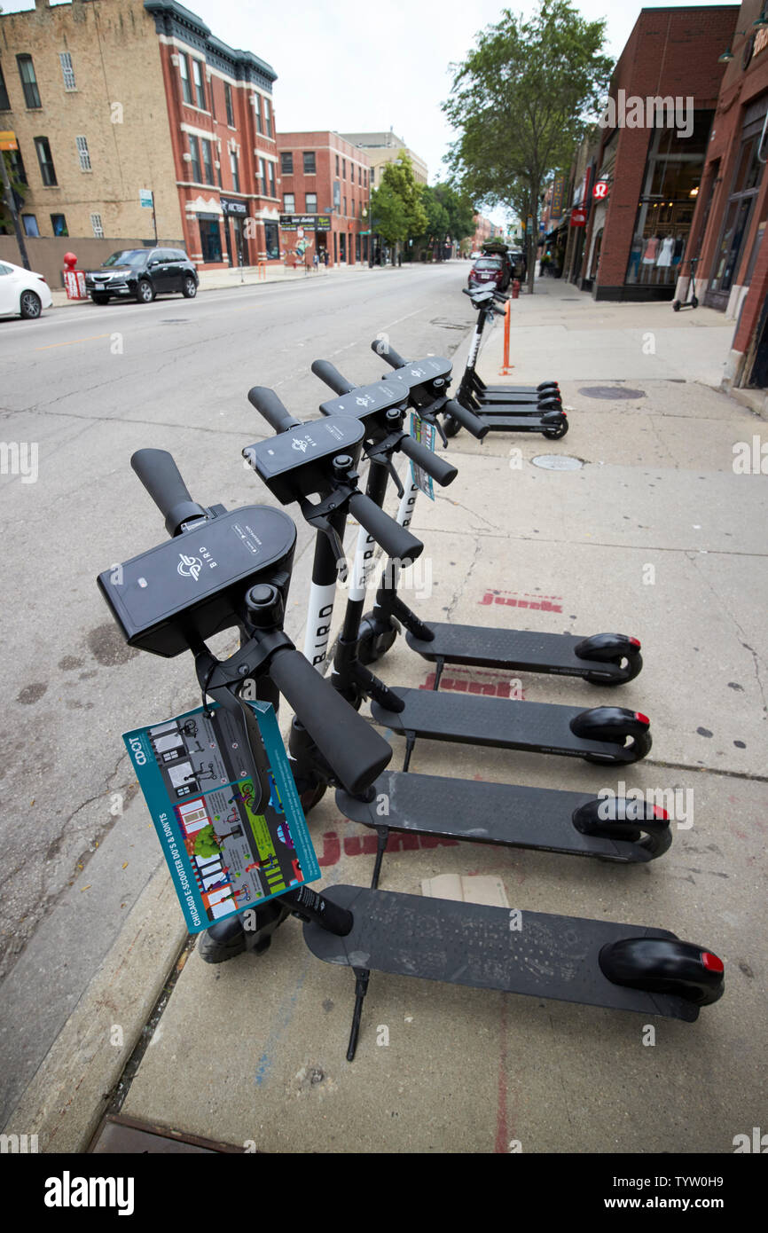 Vogel elektrische Verleih Motorroller auf dem Bürgersteig in Chicago, IL USA links Stockfoto