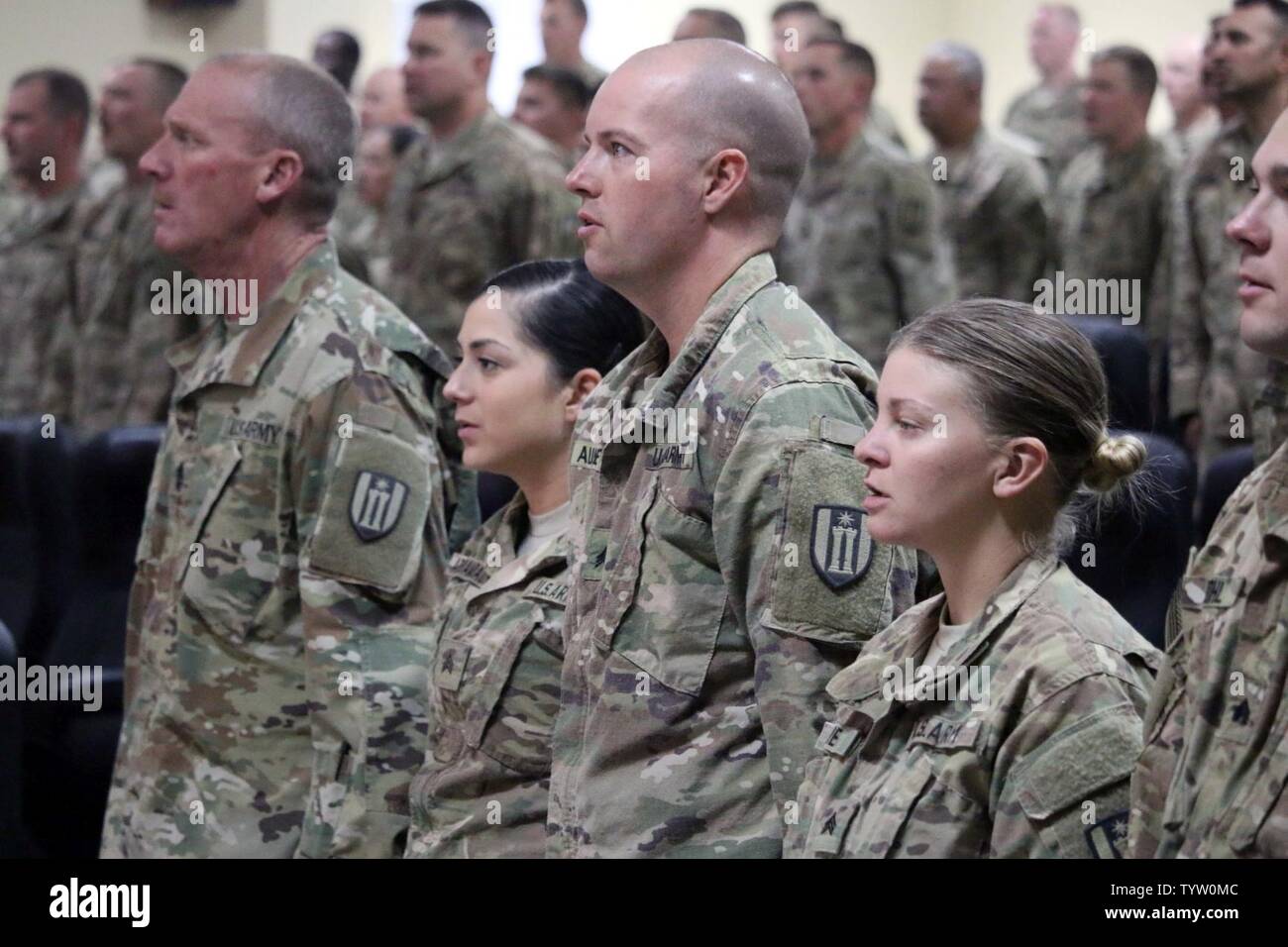 Soldaten rezitieren das Non-Commissioned Officer Glaubensbekenntnis als Teil des 368. Engineer Battalion NCO Induktion Zeremonie im Camp Arifjan, Kuwait, Nov. 29, 2016 statt. Die Zeremonie bestand aus rund 106 Soldaten aus 312 Eng. Co, 389 Eng. Co., 461St Eng. Co, Renaissance-meister Eng. Co., Sitz und Hauptverwaltung Co. und unterstützt Co. von 368 Eng. Bn. Stockfoto