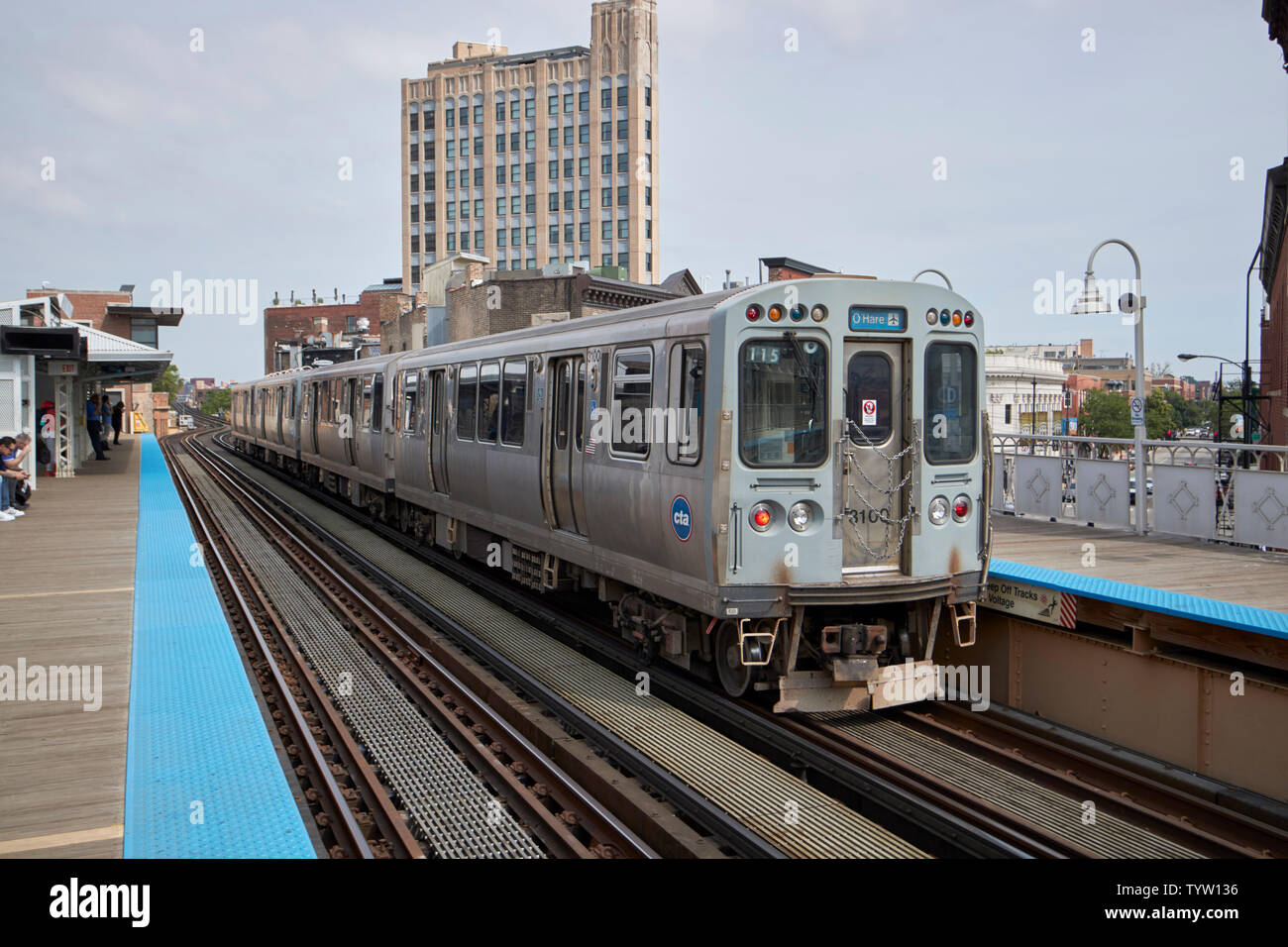 Blick auf die blaue Linie L Bahnhof mit dem Zug Damen Chicago IL USA Stockfoto