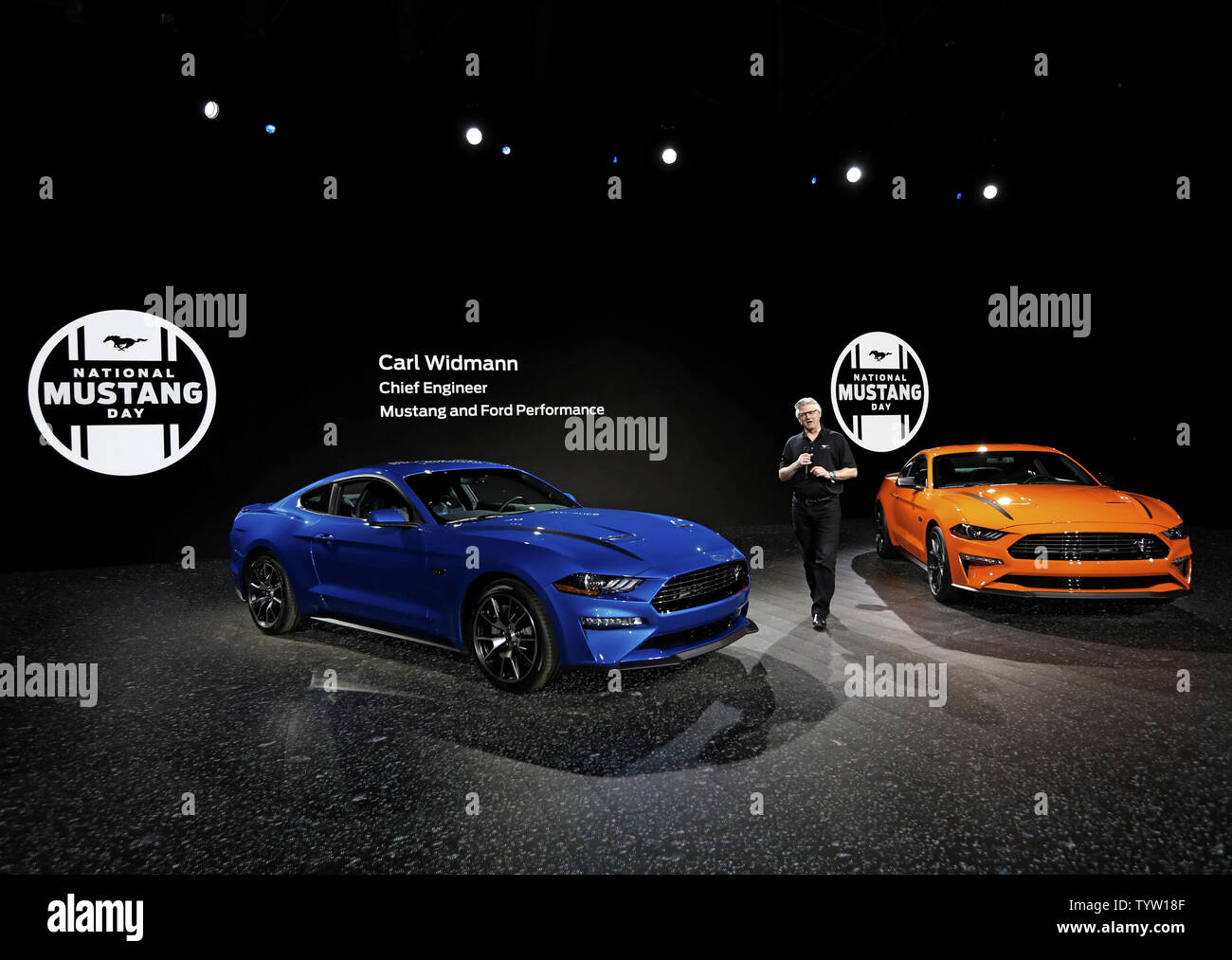 Carl Widmann, Chief Engineer für Mustang und Ford Leistung, stellt der 2020 Ford Mustang Ford EcoBoost 2,3L am Pavillion an der 2019 New York International Auto Show" im Jacob K. Javits Convention Center in New York City am 17. April 2019. Die ersten New York Auto Show im Jahr 1900 statt und es war das erste Auto Show je in Nordamerika statt. Über 1 Millionen Besucher erwartet, um die Show zu besuchen. Foto von Peter Foley/UPI Stockfoto