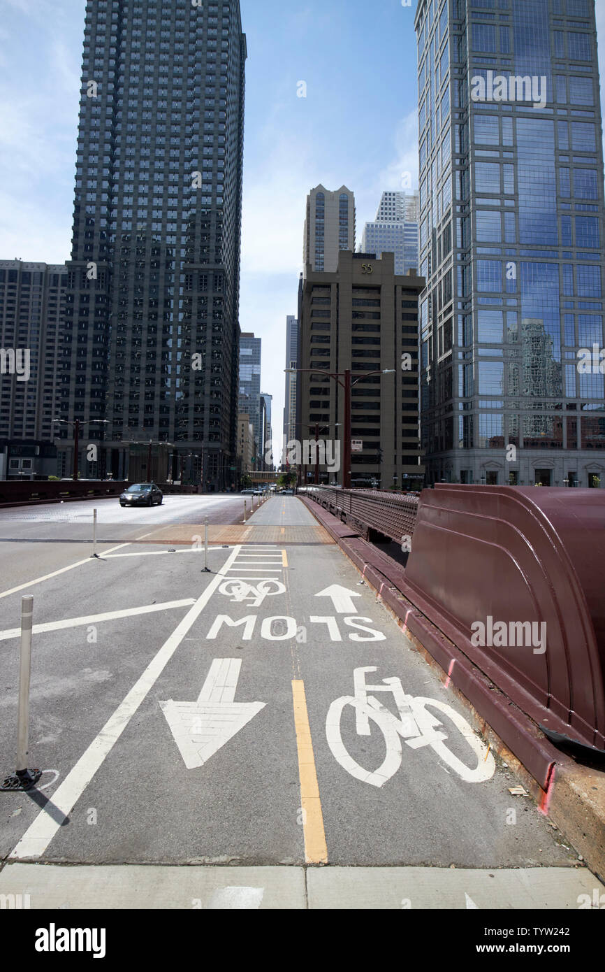 Fahrradwege Überfahrt über die Brücke in die downtown Loop Bezirk der Stadt Chicago IL USA Stockfoto