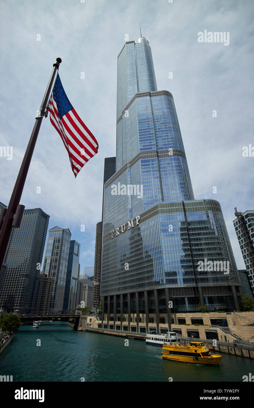 Trump International Hotel & Tower mit US-Flagge und mit den Chicago River in Downtown Chicago IL USA Stockfoto