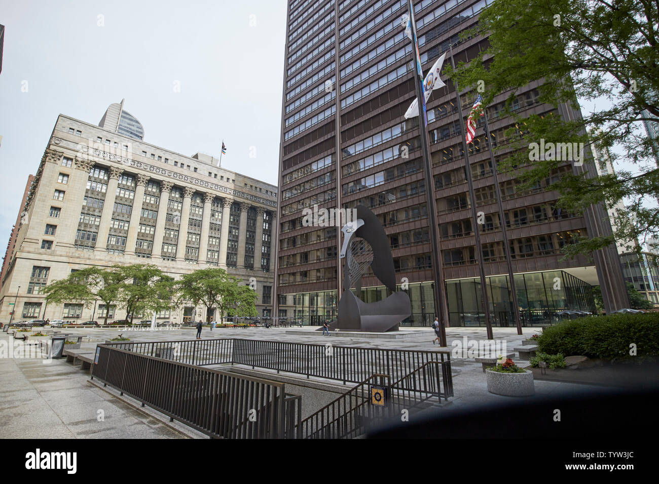 Ernest Hemingway center oder Daley Plaza mit Picasso Skulptur Courthouse und City Hall County Building Chicago IL USA Stockfoto