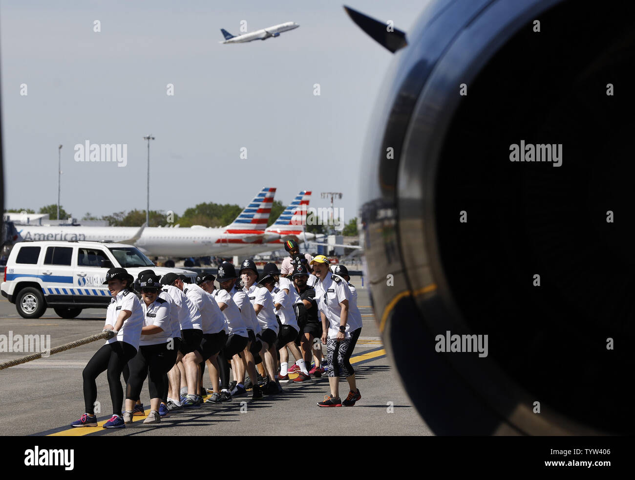 Mannschaften ziehen ein Airbus 320 Flugzeuge bei JetBlue Airlines Hosts eine Ebene ziehen Wettbewerb für Nächstenliebe mit einem Match-up der Briten gegen die Amis am JFK Flughafen in New York City am 21. Mai 2019. 19 Mannschaften konkurrierten ein Airbus 320-Flugzeuge 100 ft zu ziehen. in der schnellsten Zeit. Foto von John angelillo/UPI Stockfoto