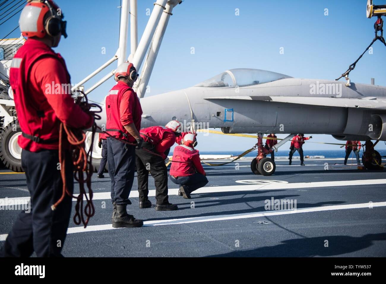 Pazifik (Nov. 30, 2016) Segler teilnehmen in einem Crash und Bergung Bohren auf USS John C Stennis" (CVN 74) Flight Deck. Der Absturz und Bergung Team ist die erste Reaktion der Besatzung zu einem Vorfall auf dem Flugdeck. John C Stennis ist unterwegs Routine Training zu leiten und in nationalen Pearl Harbor Erinnerung Tag der Ereignisse in Hawaii teilnehmen. Stockfoto