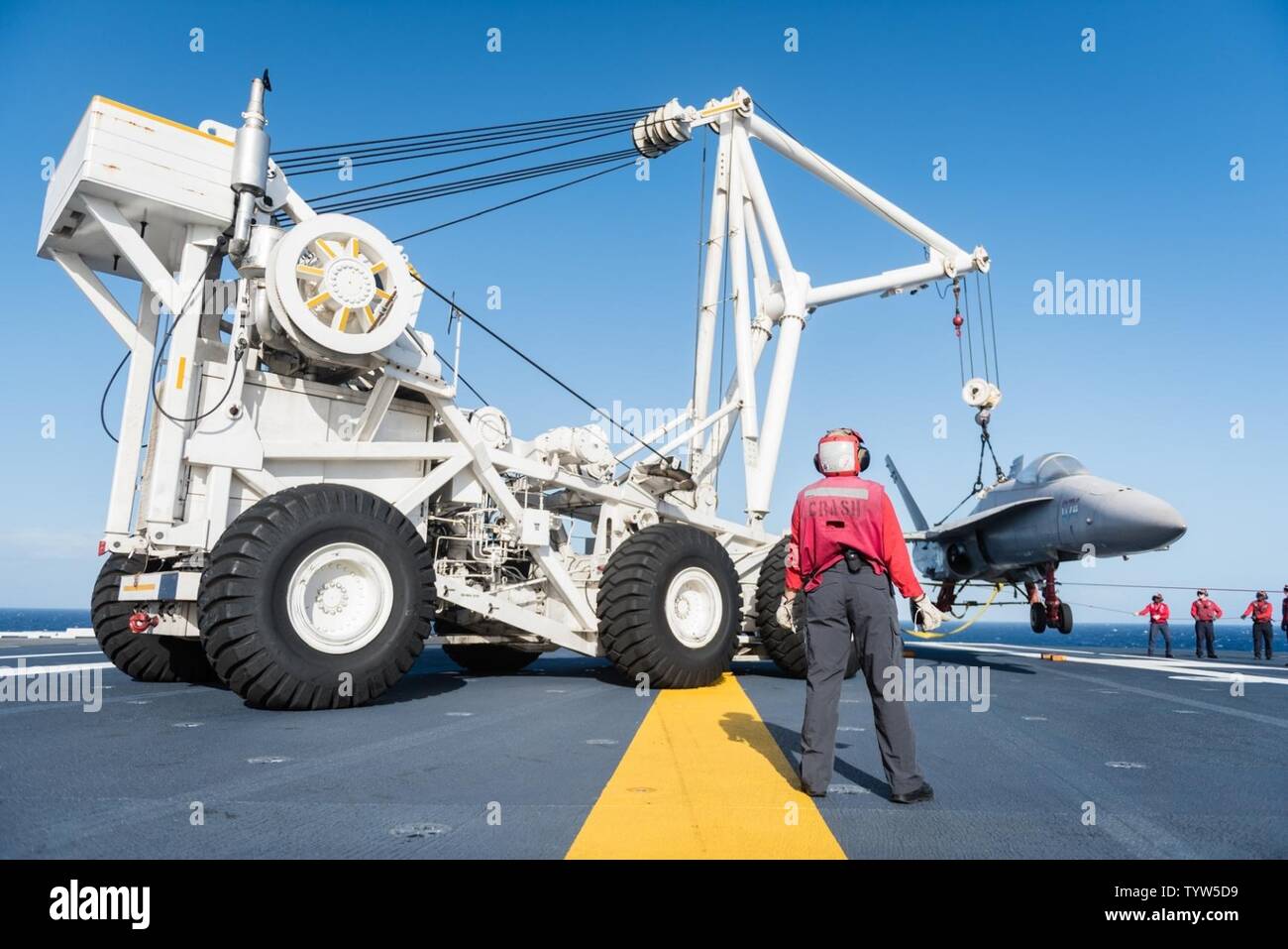 Pazifik (Nov. 30, 2016) Segler mit dem Flugzeugabsturz Handhabung und Bergung Kran, auch bekannt als Tilly, ein Flugzeug bei einem Crash und Bergung Bohren auf USS John C Stennis" (CVN 74) Flight Deck zu heben. Der Absturz und Bergung Team ist die erste Reaktion der Besatzung zu einem Vorfall auf dem Flugdeck. John C Stennis ist unterwegs Routine Training zu leiten und in nationalen Pearl Harbor Erinnerung Tag der Ereignisse in Hawaii teilnehmen. Stockfoto