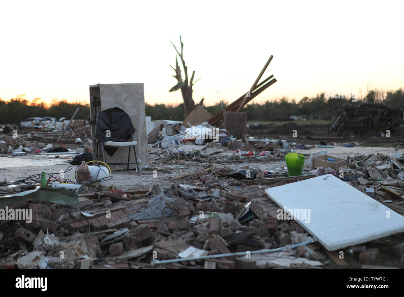 Die Sonne über dem Tornado Ablagerungen in der Moore, Oklahoma am 22. Mai 2013. Eine zerstörerische Windhose Riss durch die Stadt am 20. Mai. UPI/J.P. Wilson Stockfoto