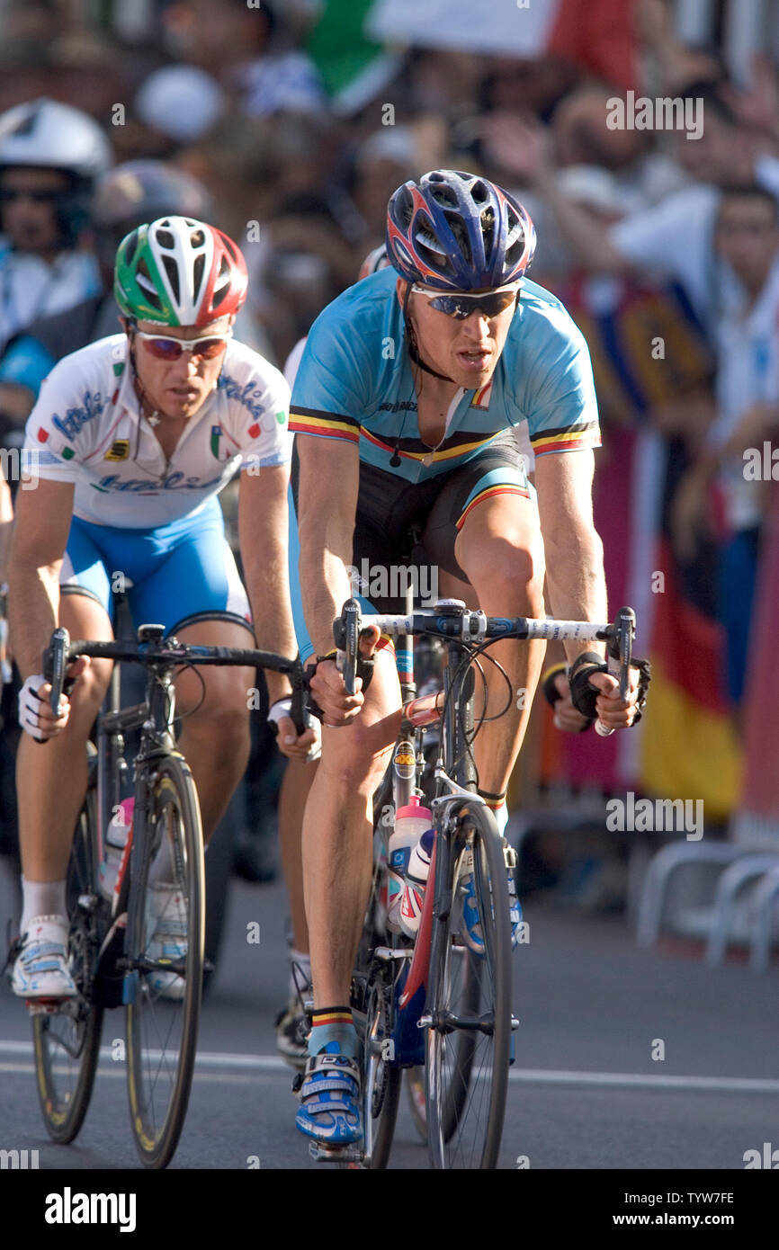 Axel MERCKX Belgien vor den Italien Paolo Bettini als der kleine Break-a-way Gruppe durch das Start-/Enddatum mit ein paar Runden in der Männer radfahren Road Race Finale am 14. August 2004, dem ersten Tag des Wettbewerbs der Olympischen Spiele 2004 in Athen. Bettini gewinnt das Rennen während Merckx wird Dritter. (UPI FOTO/Heinz Ruckemann) Stockfoto