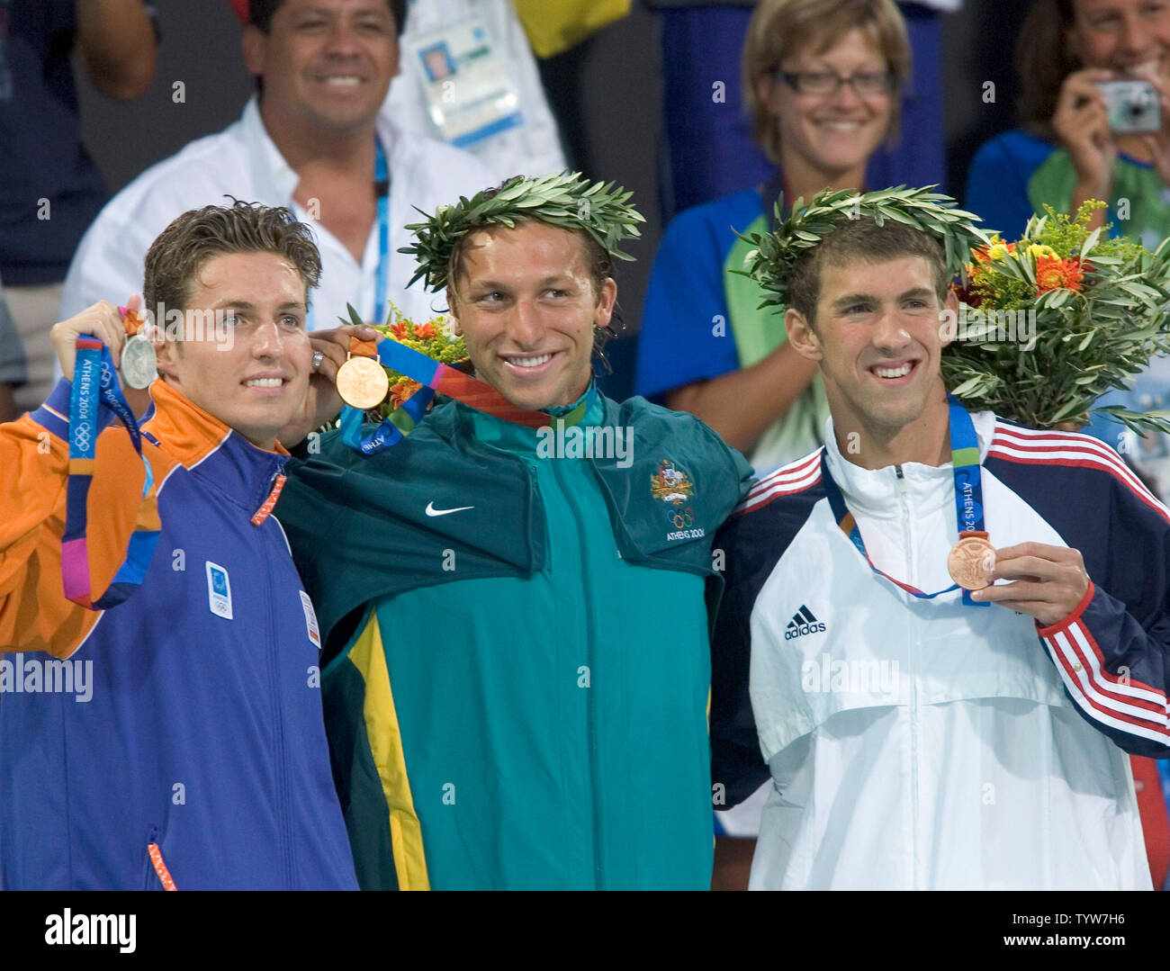 Pieter van den Hoogenband, NED, Silber; Ian Thorpe AUS, Gold; Michael Phelps, USA, Bronze im 200m Freistil Finale bei den Olympischen Sommerspielen 2004 in Athen, 16. August 2004. (UPI Foto/Heinz Ruckemannn) Stockfoto