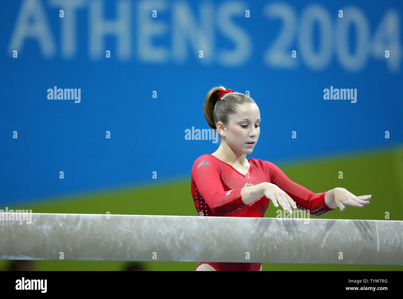 American gymnast Carly Patterson bereitet die Schwebebalken während der Frauen rund um Finale in Athen Halle am 19. August 2004 zu montieren. Patterson, 16, gewann die Goldmedaille mit einer Gesamtpunktzahl von 38.387 Punkten. (UPI Foto/Gnade Chiu) Stockfoto