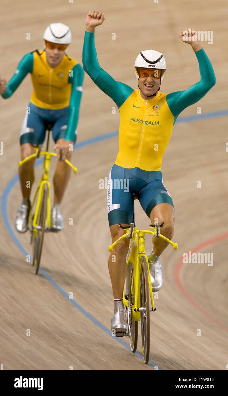 Luke Roberts (R) und Teamkollegen Brad McGee von Australien feiern ihr Team über Großbritannien für Gold gewinnen in der Männer 4000 m Team Pursuit Radfahren bei den Olympischen Sommerspielen 2004 in Athen, 23. August 2004. (UPI Foto/Heinz Ruckemann) Stockfoto