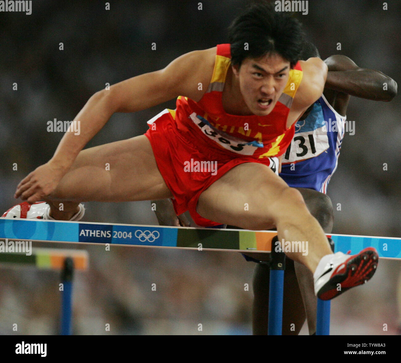 Chinas Liu Xiang löscht die letzte Hürde auf dem Weg zum Gewinn der Goldmedaille und einen olympischen Rekord mit einer Zeit von 12,91 Sekunden in der Männer 110m Hürden Finale in Athen Olmypic Stadium am 27. August 2004. (UPI Foto/Gnade Chiu) Stockfoto