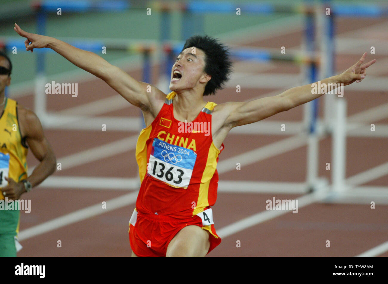 LIU Xiang China Sprints über die Ziellinie in der Olympischen Männer 110m Hürden Finale im Olympiastadion Athen am 27. August 2004. Herr Liu die Olympischen Rekord mit einer Zeit von 12,91 Sekunden erreicht. (UPI Foto/Claus Andersen) Stockfoto