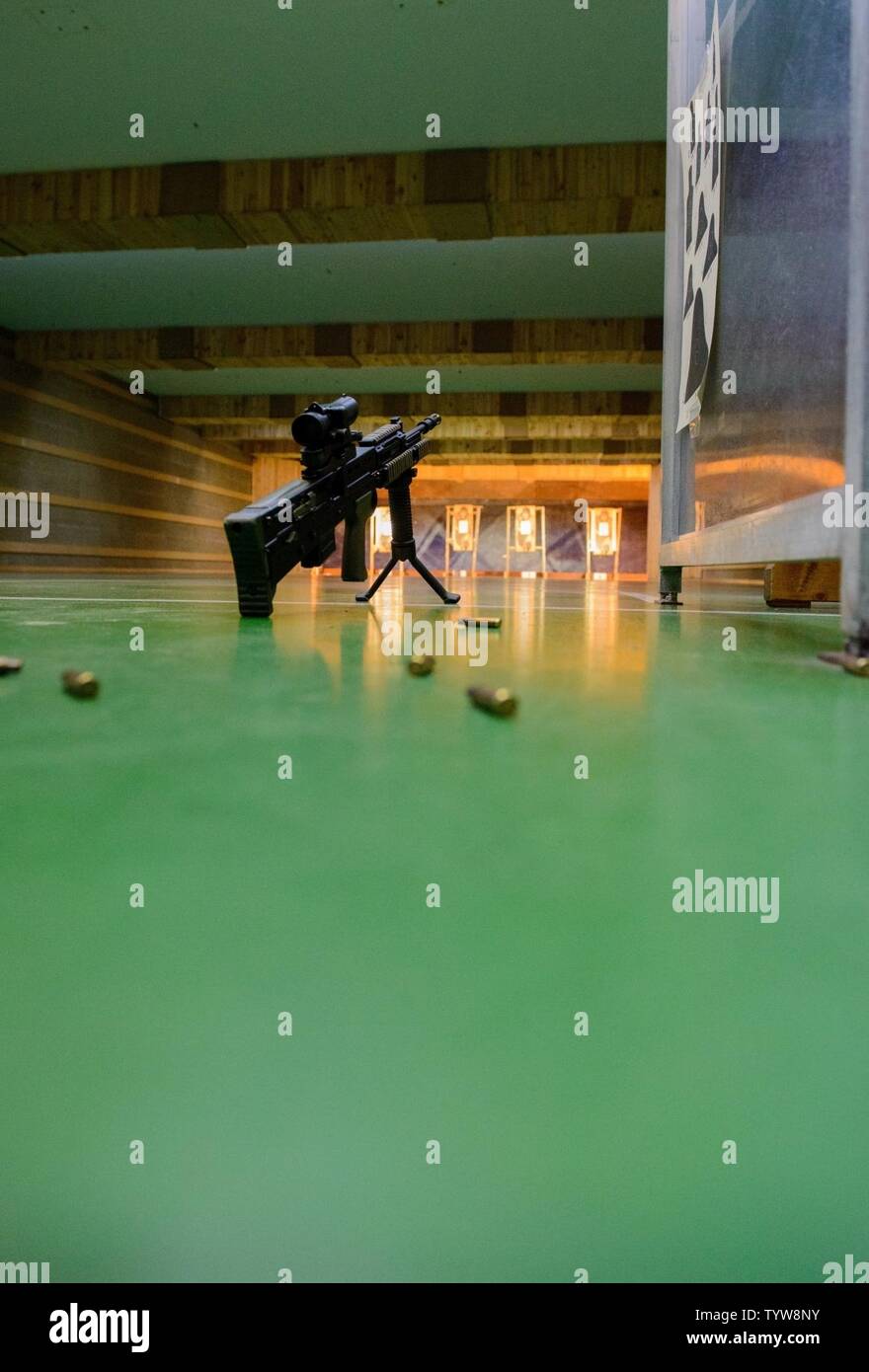 Ansicht eines L 85 A2 Gewehr an der Schulung Support Center Benelux 25 m Reichweite im Innenbereich, auf chièvres Air Base, Belgien, November 30, 2016. Die britischen Truppen unter Aufsicht der britischen Joint European Training Team ausgebildet. Stockfoto