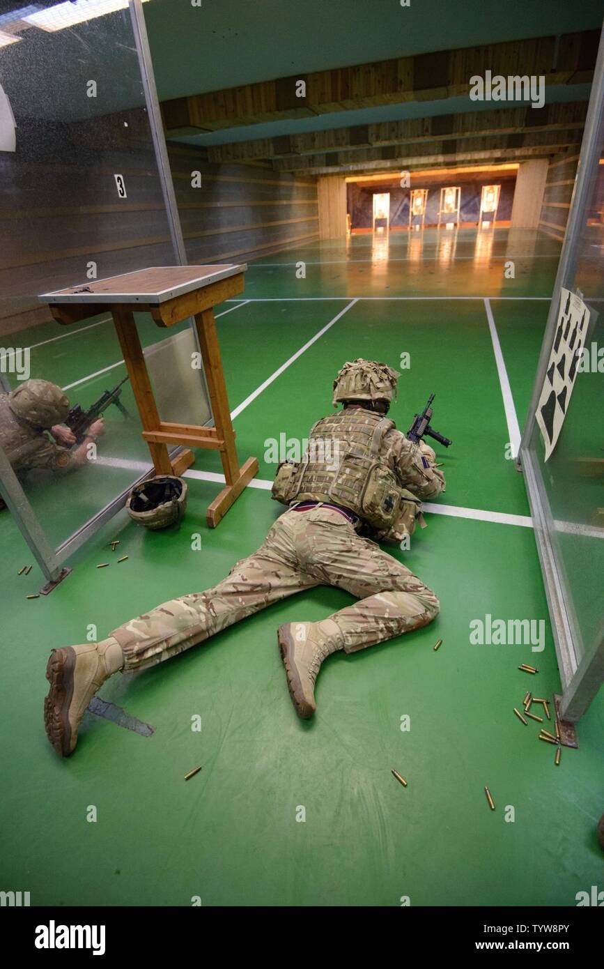 Mitglieder der Britischen Streitkräfte zu den lokalen Einheiten Feuer zugeordnet ihre L 85 A2 Gewehren auf die Schulung Support Center Benelux 25 m Reichweite im Innenbereich, auf chièvres Air Base, Belgien, November 30, 2016. Die britischen Truppen unter Aufsicht der britischen Joint European Training Team ausgebildet. Stockfoto