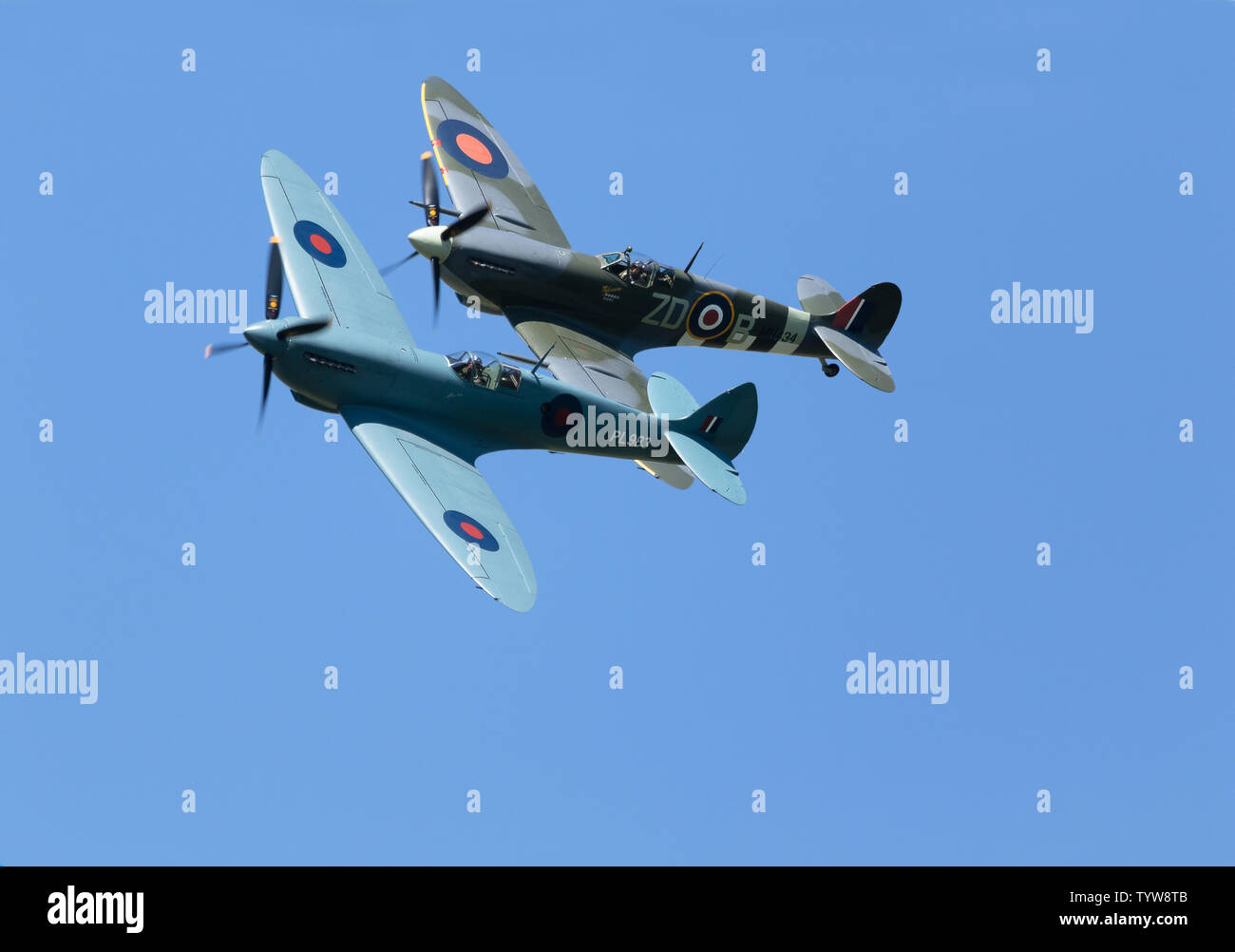 Zwei Supermarine Spitfires, die sich in der Ausbildung an Land Heveningham Gala, Suffolk UK Flying Stockfoto