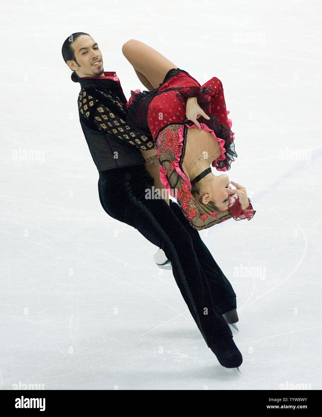 Tanith Belbin und Benjamin Agosto aus den USA eine Flamenco Routine für Ihre freien Tanz in Eis tanzen Eiskunstlauf in der Torino 2006 Winter-olympischen Spiele durchführen, 20. Februar 2006. (UPI Foto/Heinz Ruckemann) Stockfoto