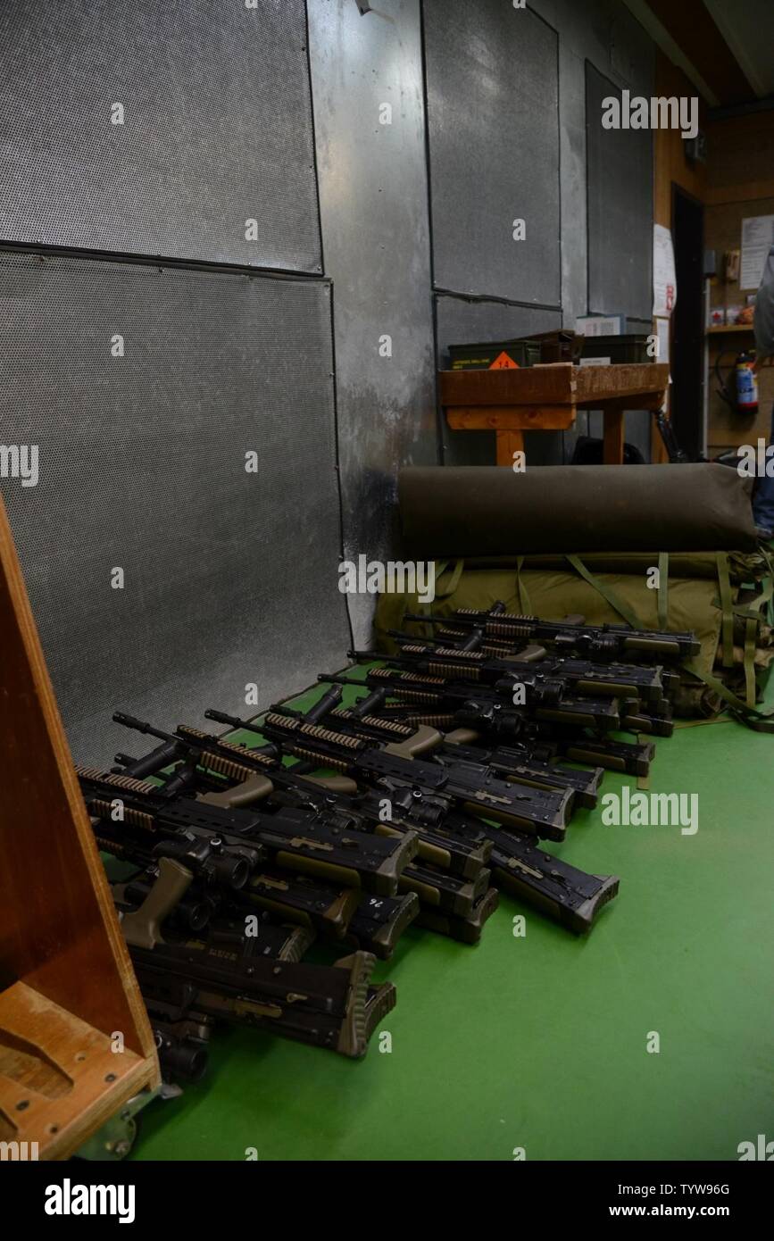 Blick auf L 85 A2 Gewehr während der Kalibrierung der Britischen Streitkräfte, die an die lokalen Einheiten zugeordnet, an den Training Support Center Benelux 25 m Reichweite im Innenbereich, in Chièvres Air Base, Belgien, November 30, 2016. Die britischen Truppen unter Aufsicht der britischen Joint European Training Team geschult Stockfoto